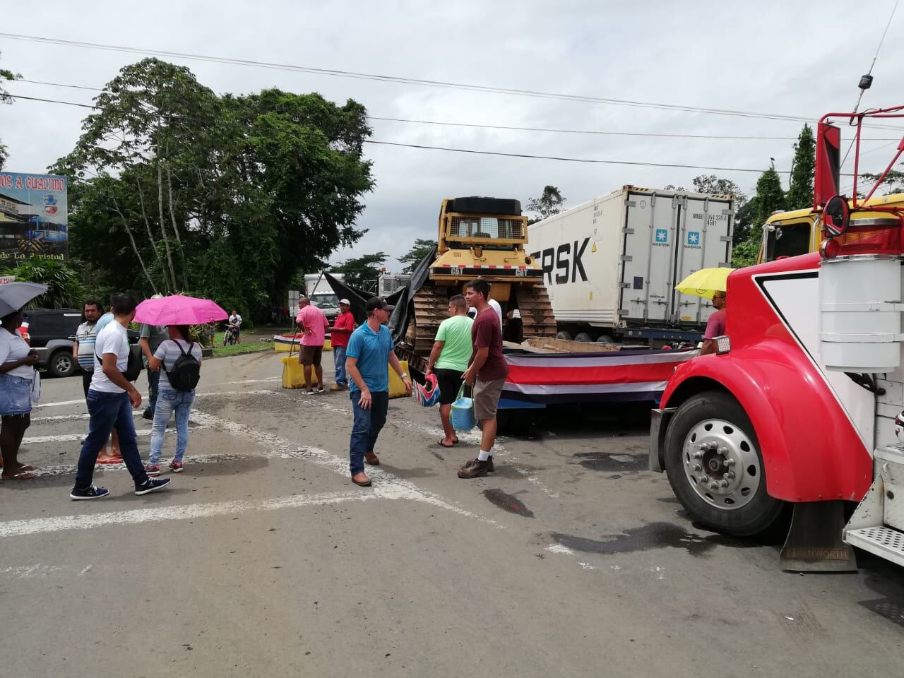 En la entrada principal a Guácimo, por ejemplo, un tractor subido sobre una plataforma y dos tráileres atravesados en ambos carriles de la calle, impiden el paso hacia Moín. Foto: Reiner Montero.