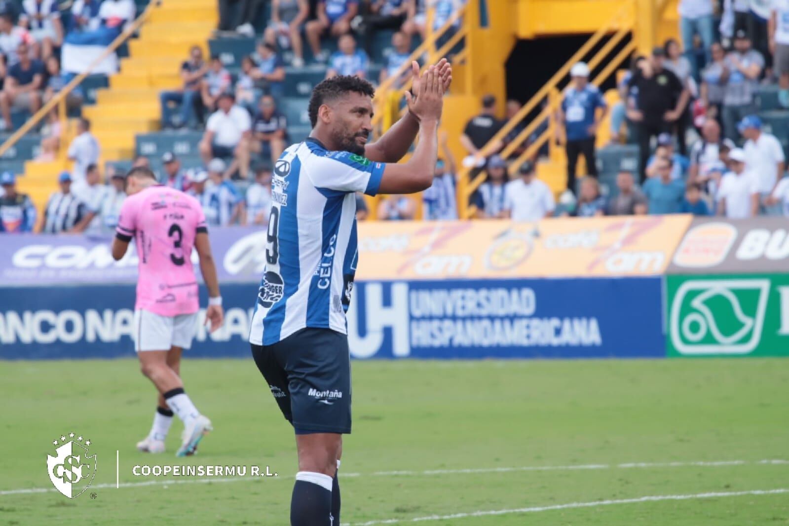 Marcel Hernández le aplaudió a los aficionados del Cartaginés que se hicieron presentes para apoyar al equipo ante Liberia.