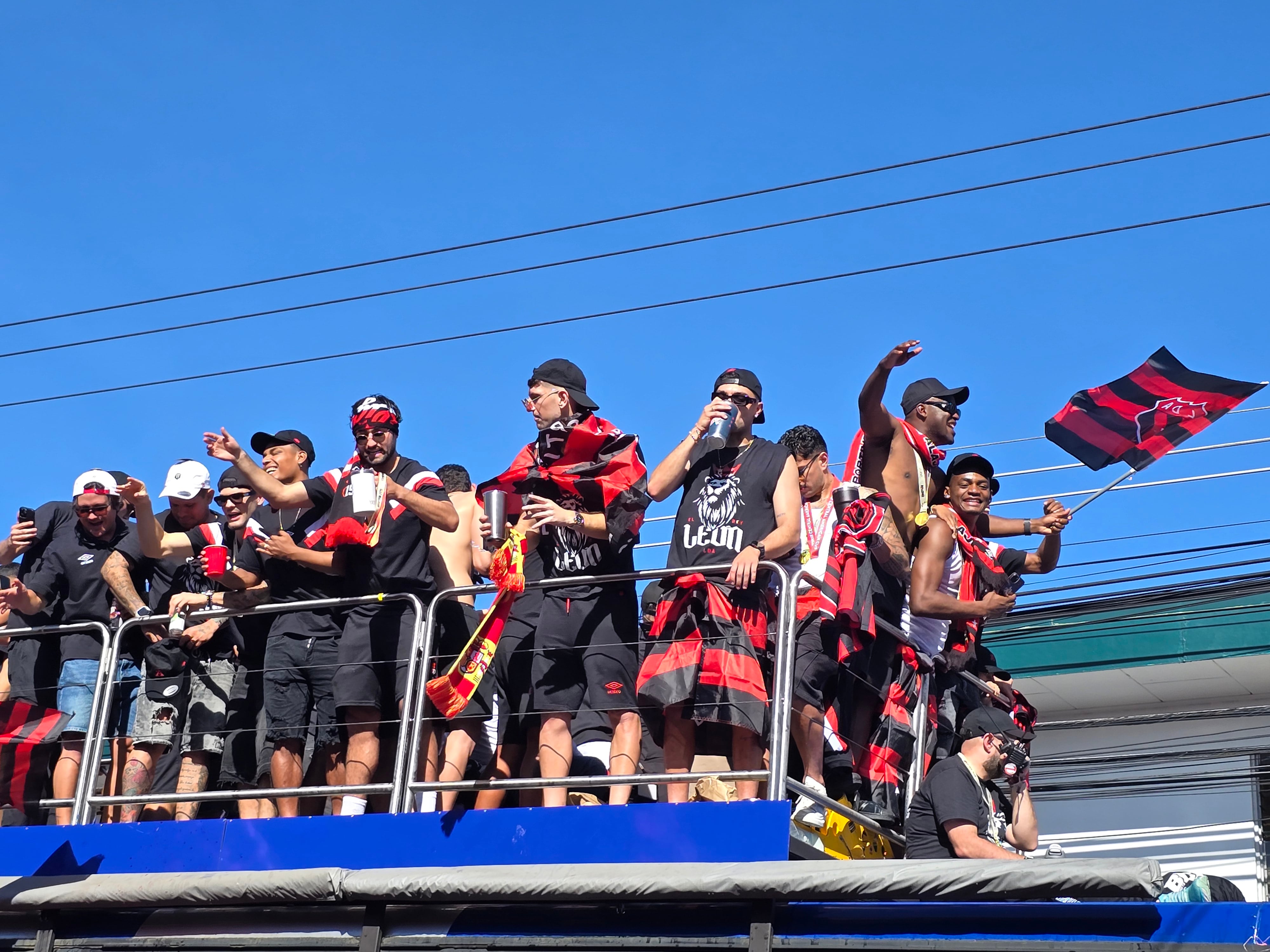 Los jugadores de Liga Deportiva Alajuelense disfrutaron la fiesta de este domingo con la afición manuda.