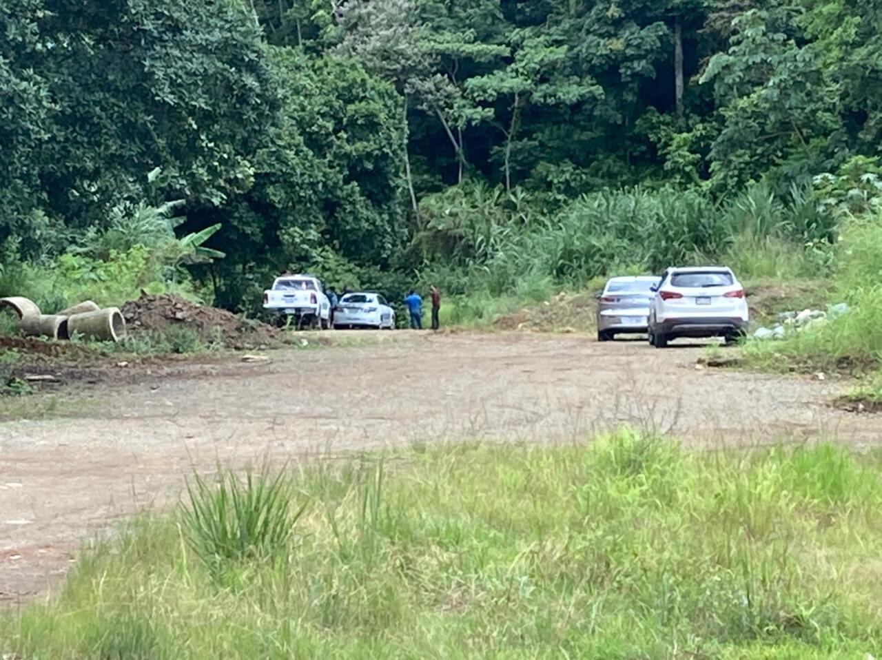 En el río San Isidro, a su paso por barrio Las Américas, fue hallado el cuerpo de Elsa Priscilla Valverde, de 27años. Foto: Mario Cordero.