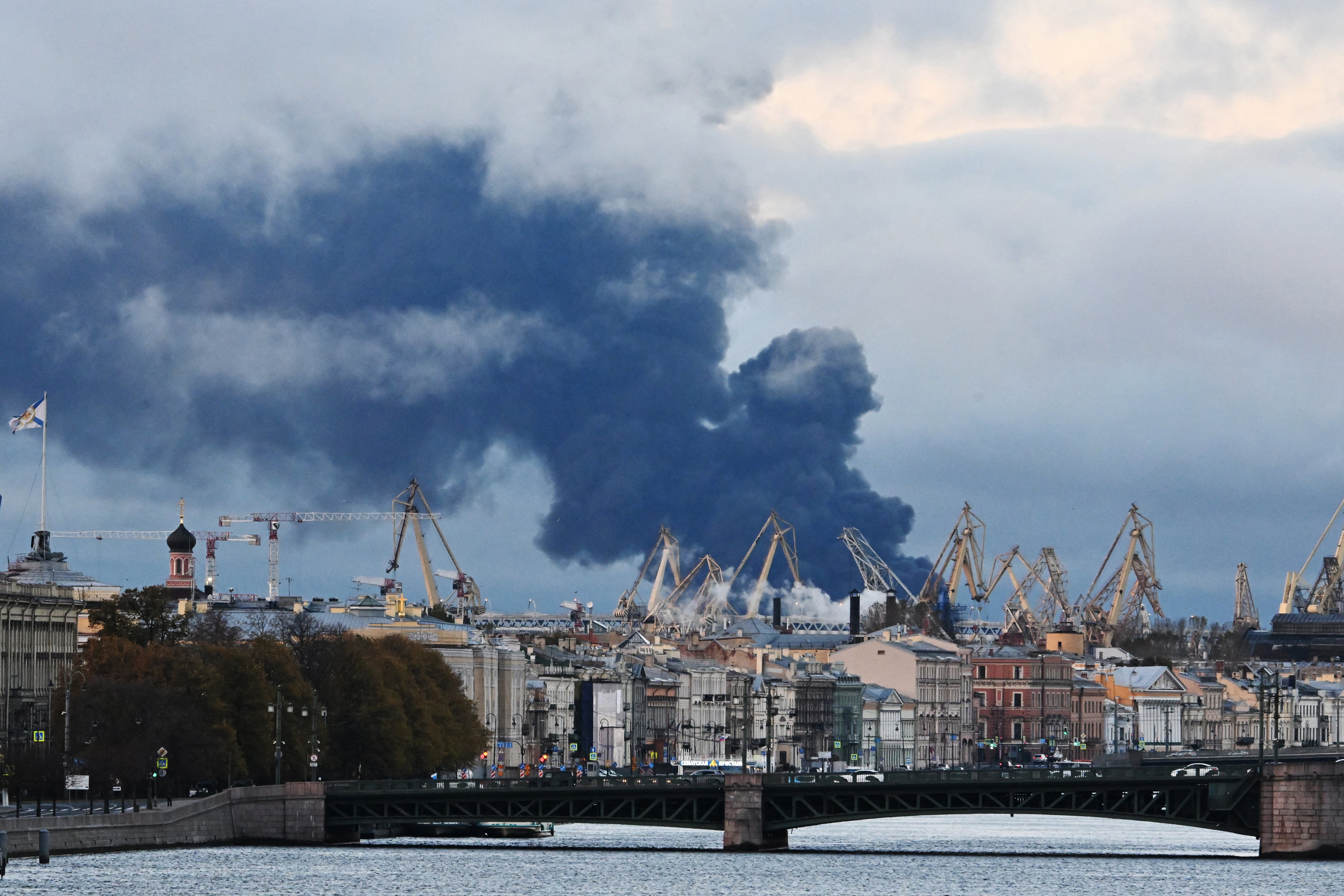 en la imagen se observa humo salir de las edificaciones energéticas
