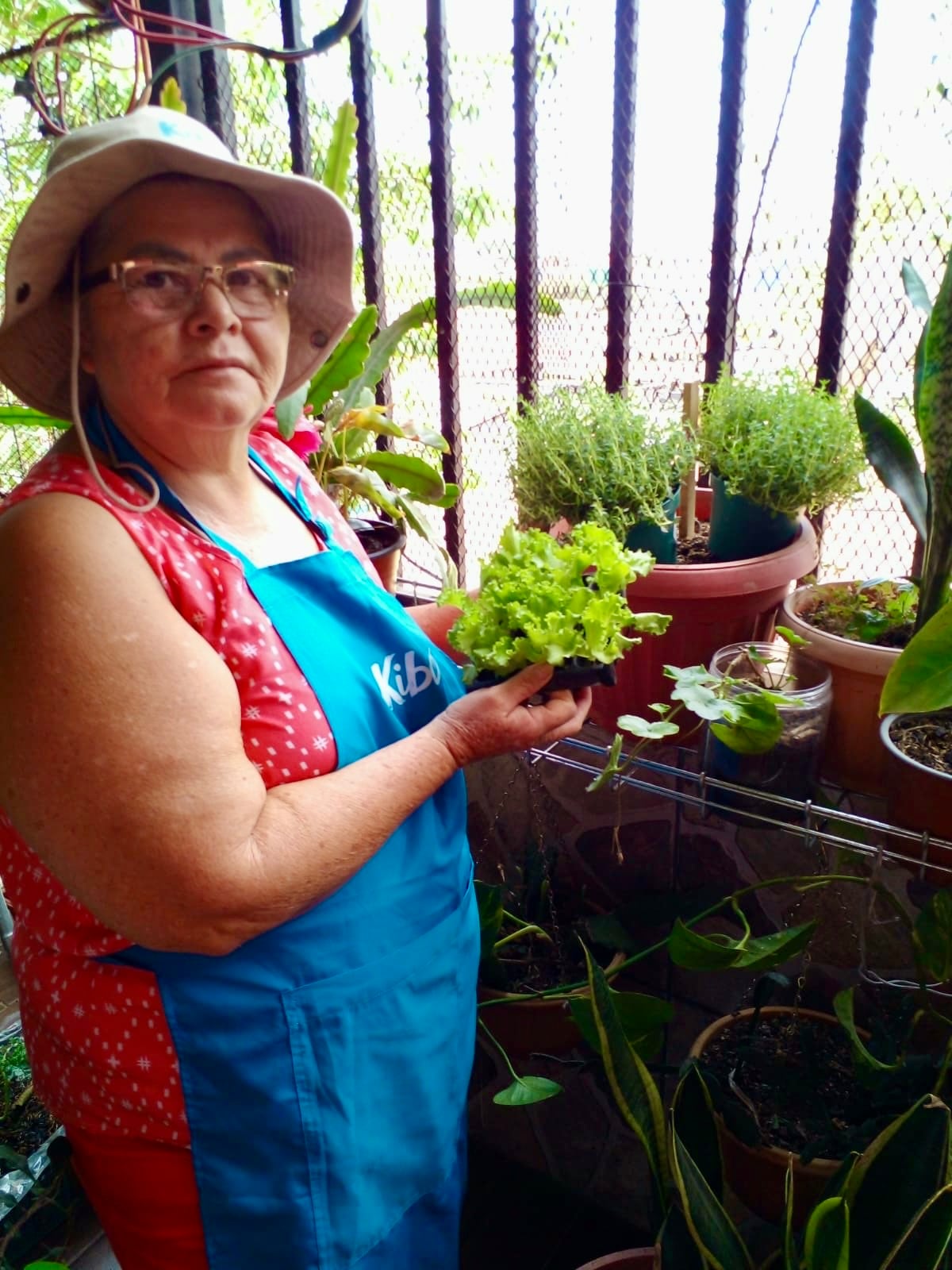 Luego de ver cómo la creación de un botadero acabó con el espacio en el que jugaba y disfrutaba de los frutos de los árboles, hoy Jeannethe Marín tiene su 'porpio oasis en casa'. Foto: Cortesía