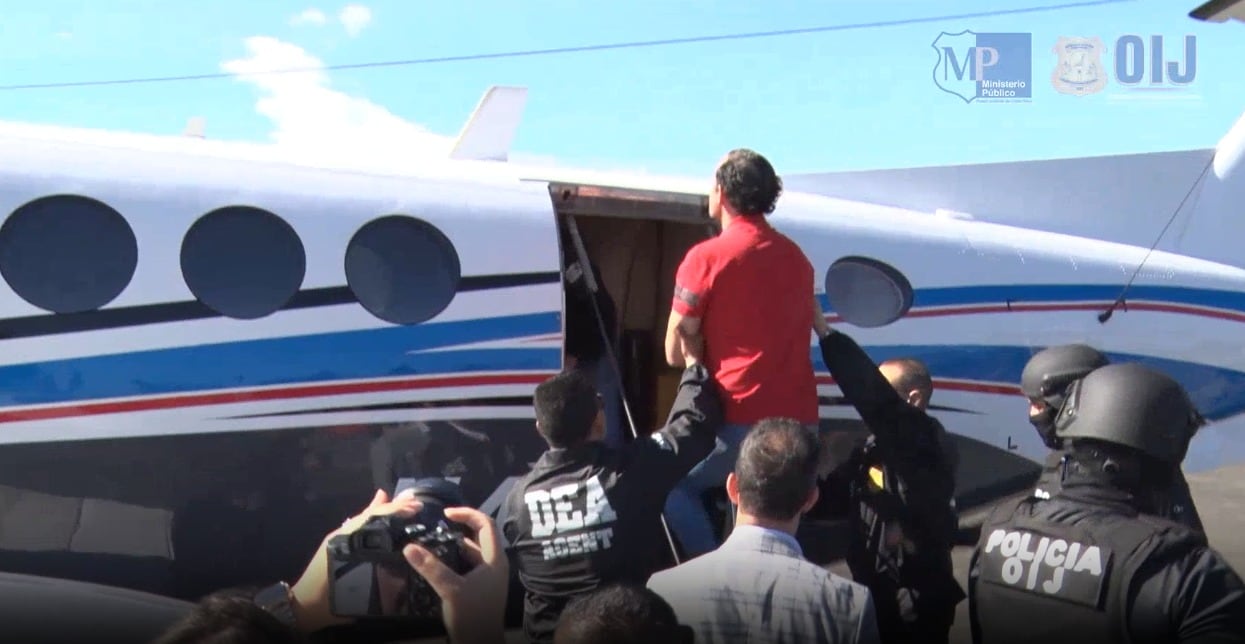 Celso Gamboa y Edwin López, alias Pecho de rata, fueron trasladados en un avión de la DEA hacia Estados Unidos. Son los primeros extraditados de Costa Rica por narcotráfico.
