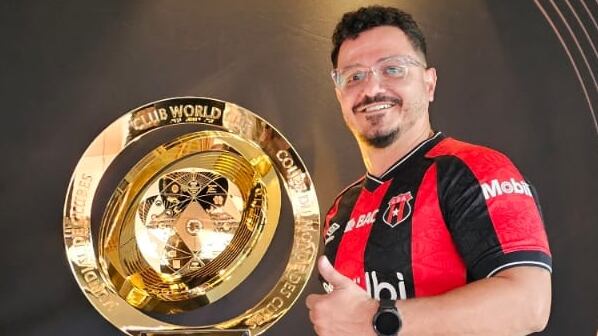 Esteban "Piolo" Amador caminaba por Madrid con la camisa de Liga Deportiva Alajuelense y se topó el trofeo del Mundial de Clubes y entre risas dice que no lo tocó.