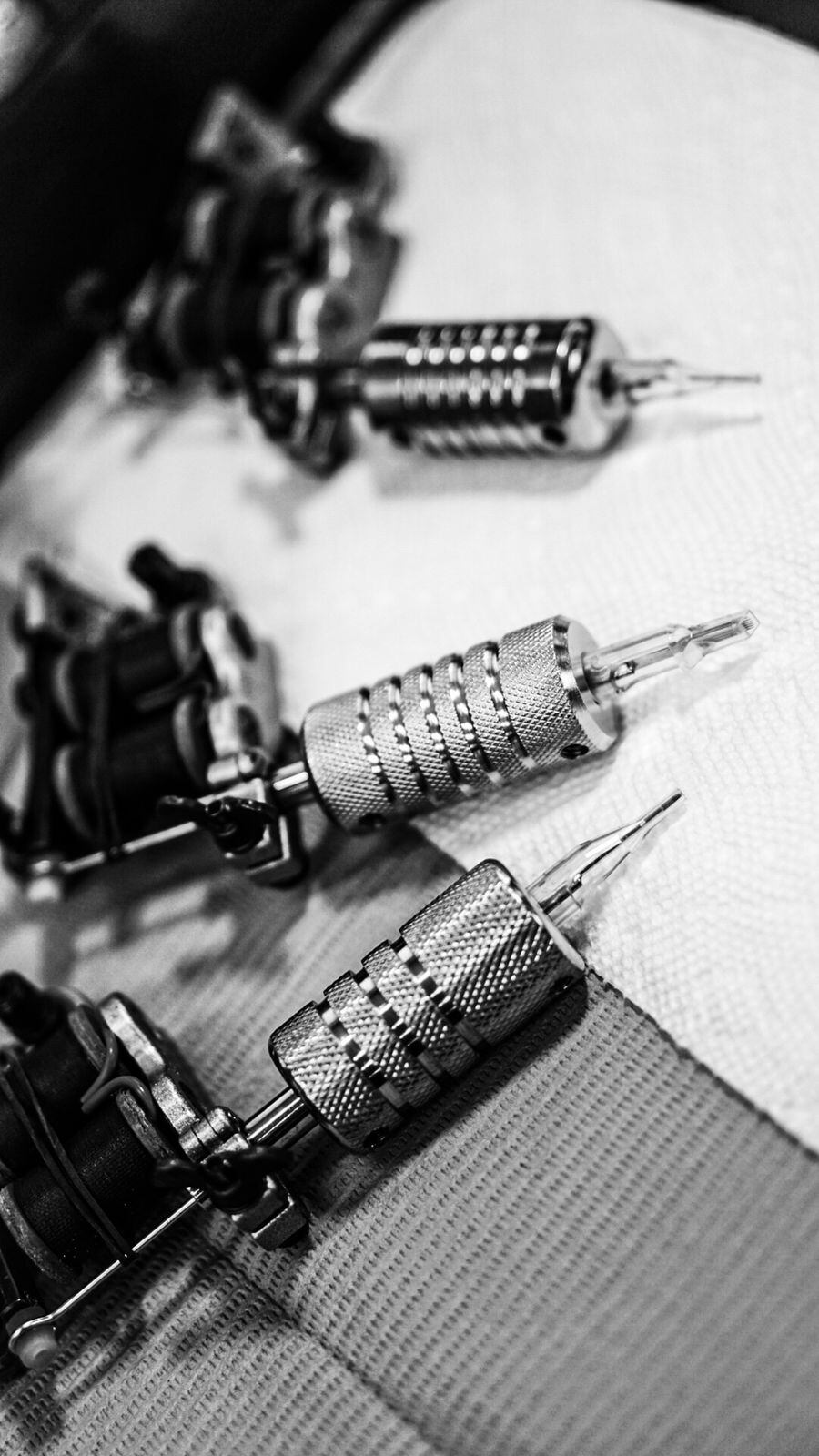 Insumos de trabajo en tatuaje, que requieren esterilización y cuidado profesional.