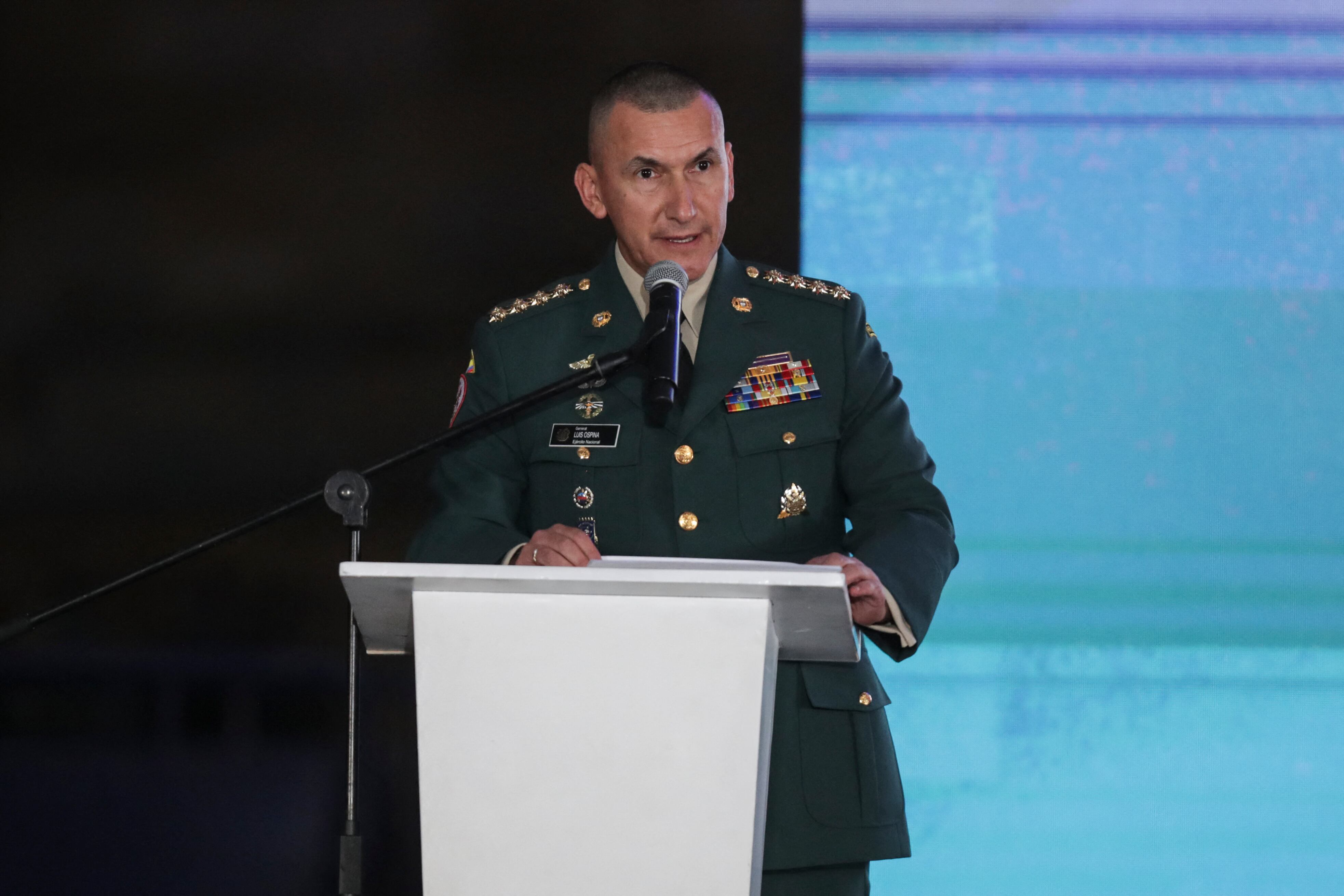 El comandante de las Fuerzas Militares de Colombia, Luis Mauricio Ospina, pronuncia un discurso durante el acto de disculpa pública del Gobierno por las ejecuciones extrajudiciales conocidas como 'falsos positivos' en Bogotá y Soacha.