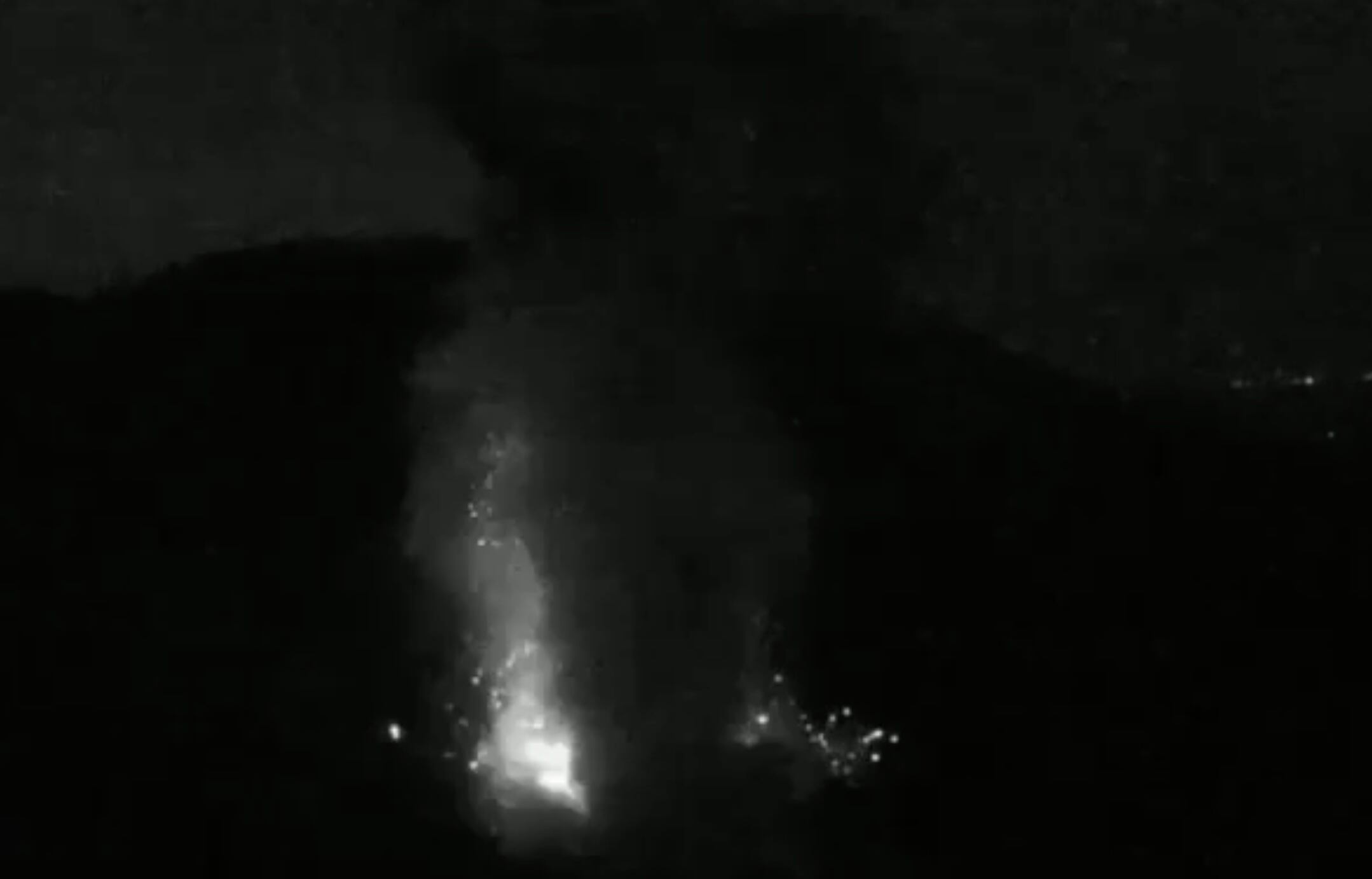 Detalle de la erupción de este lunes 7 de abril por la madrugada del Poás que registró desde este domingo por la tarde un pico de actividad. Fotografía: