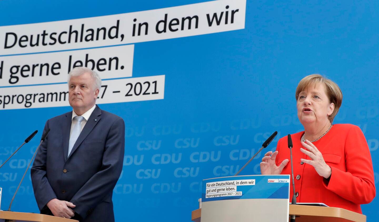 La canciller Ángela Merkel, líder de la Unión Demócrata Cristiana (CDU), y el jefe del partido aliado bávaro Unión Social Cristiana (CSU), Horst Seehofer, durante la presentación, el lunes, del programa de gobierno con miras a las elecciones parlamentarias de setiembre.