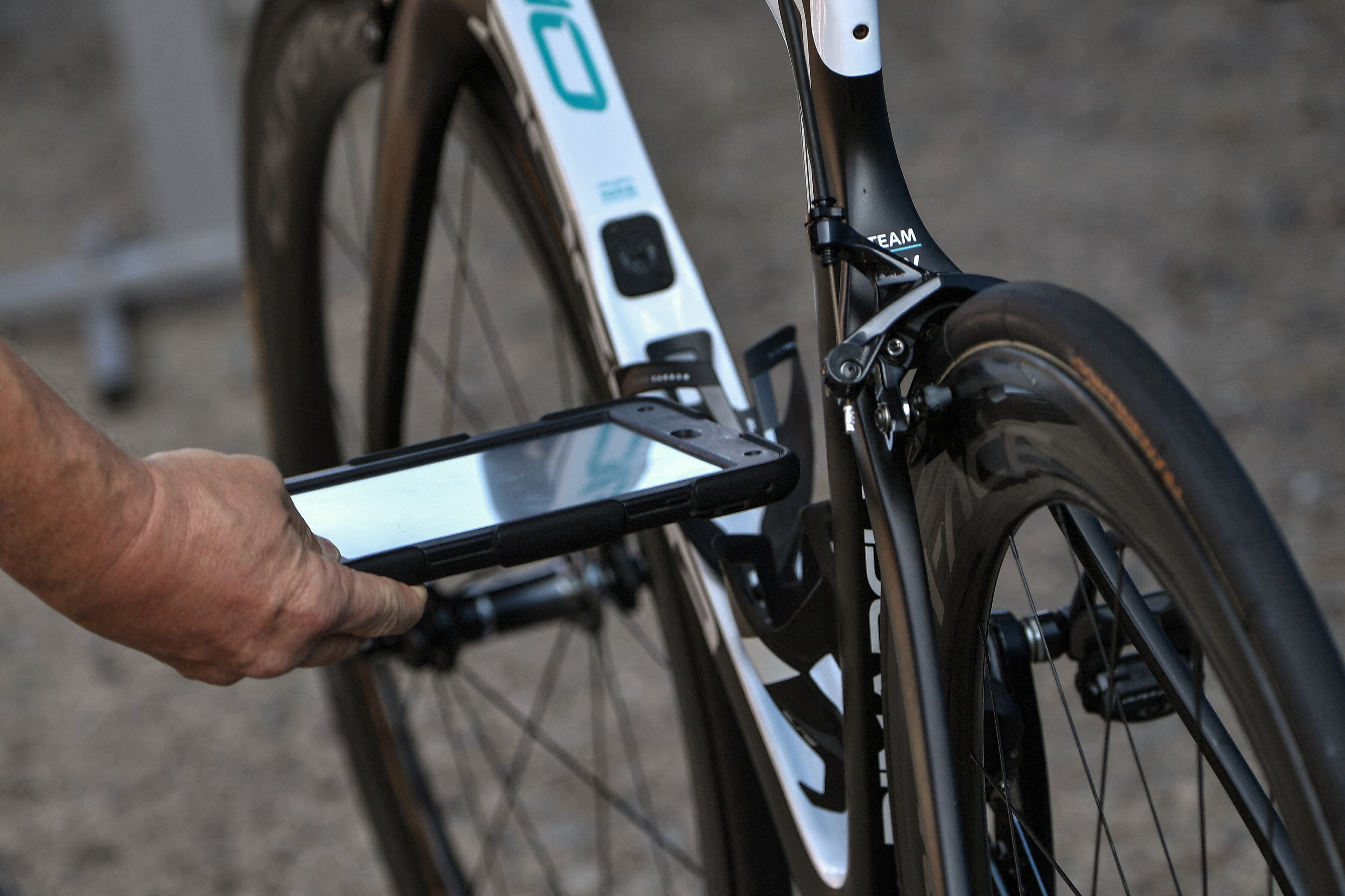 Un oficial utiliza una tableta para revisar las bicicletas del Tour de Francia, en busca del llamado Doping tecnológico; es decir, pequeños motores ocultos.