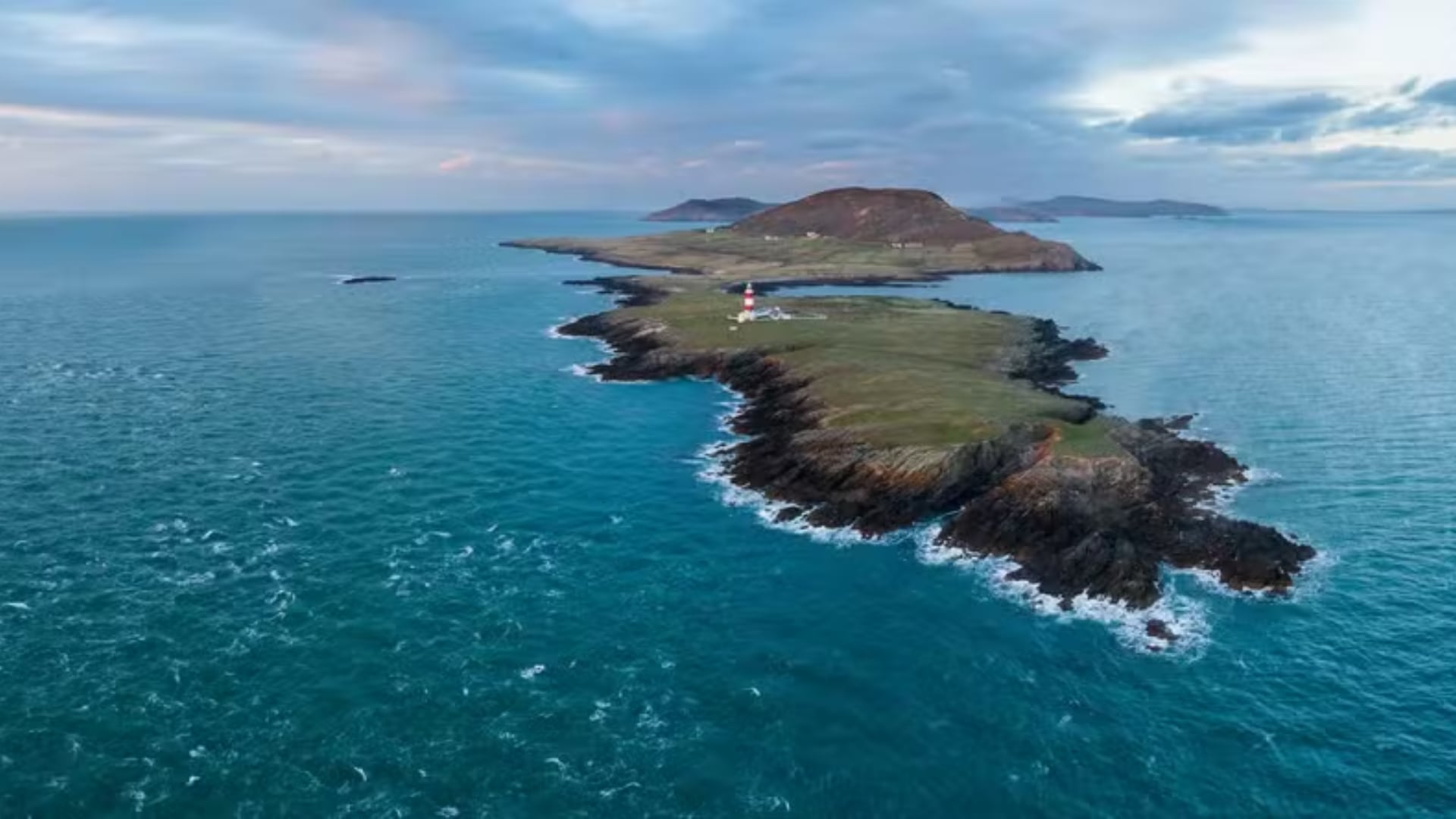 La isla de Bardsey ofrece tres empleos con vivienda gratuita en un territorio sin servicios básicos y con fuerte atractivo histórico y ambiental.