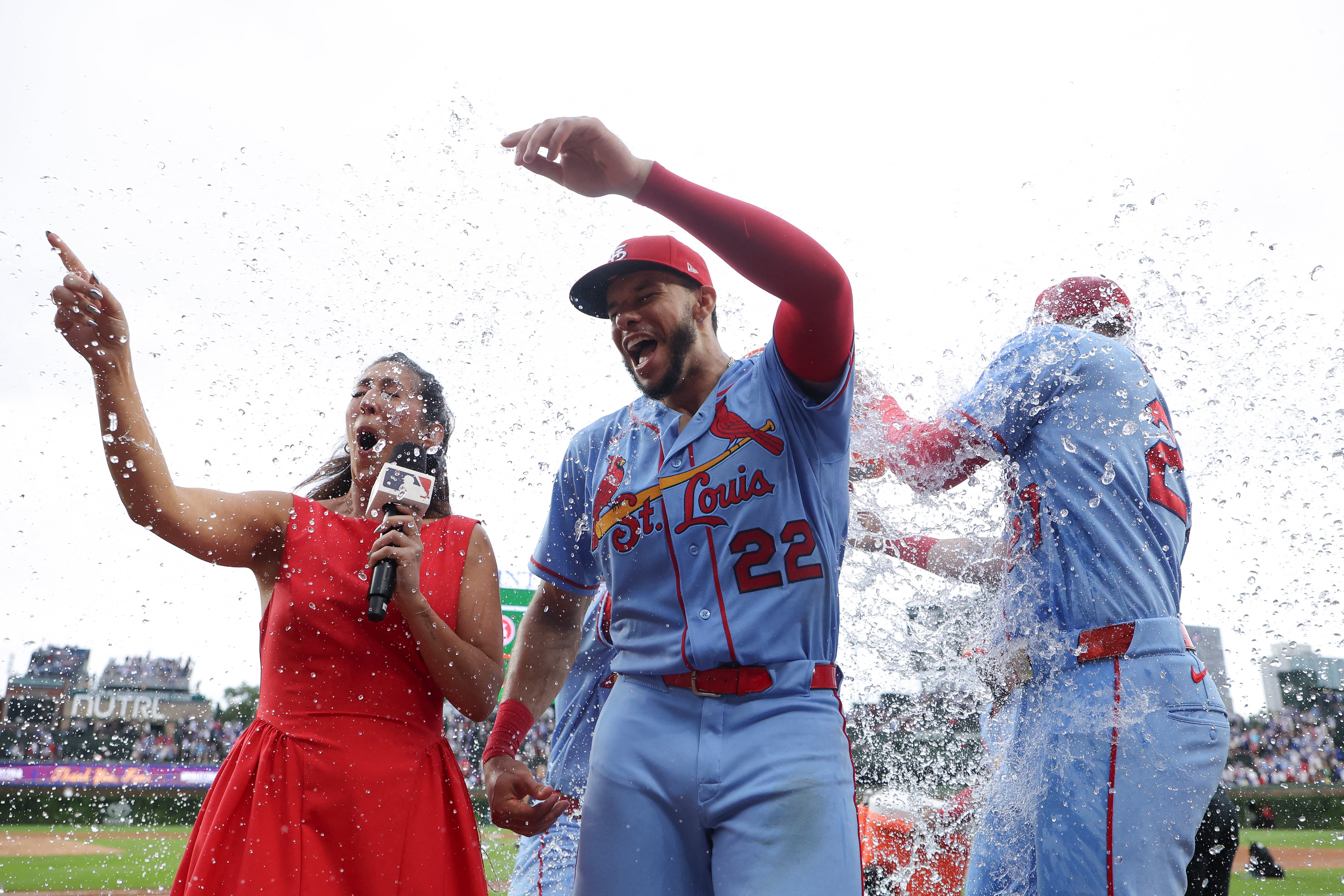 El jugador de los Cardenales de San Luis Joshua Báez es felicitado luego de su hazaña en las Grandes Ligas.