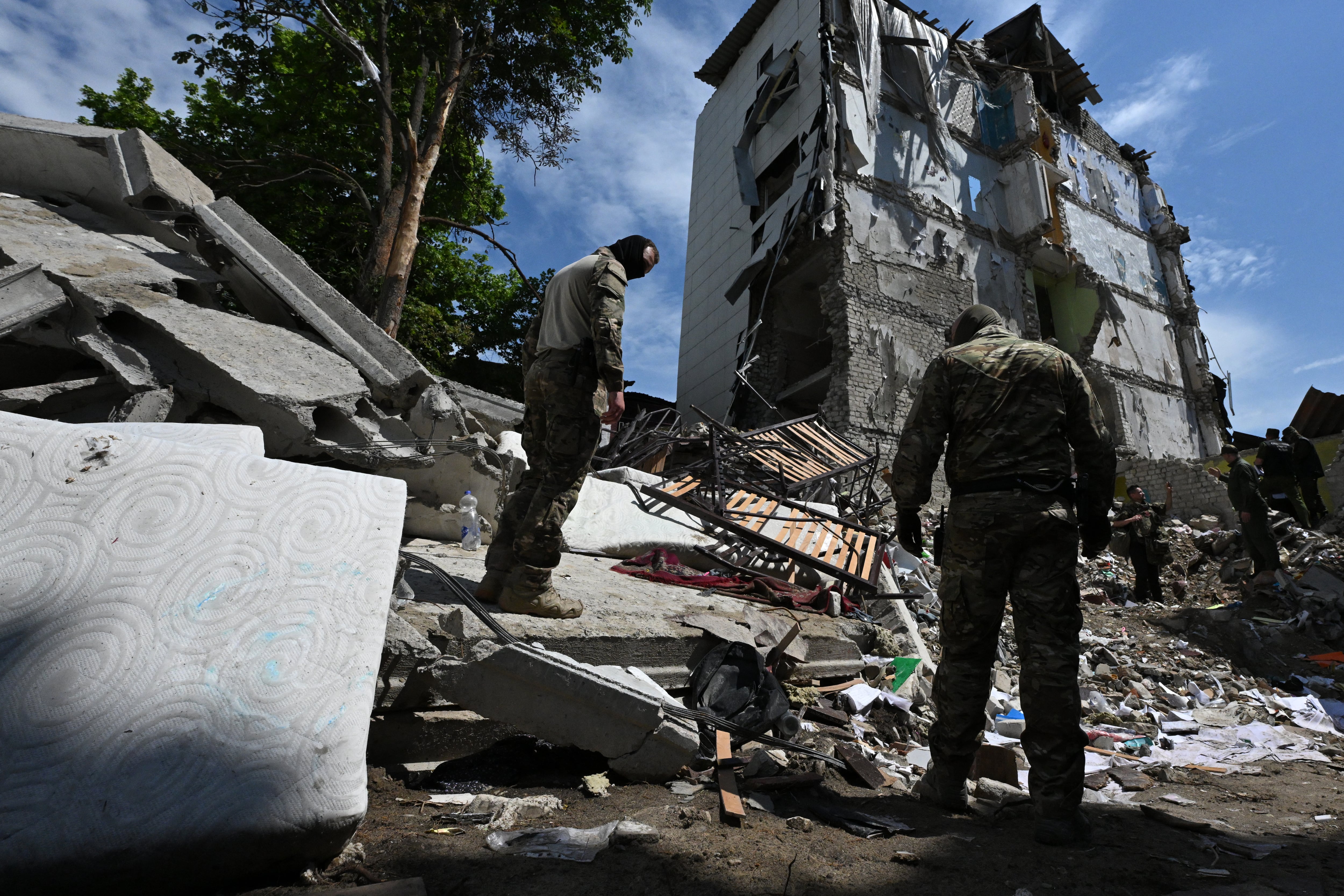 En la imagen los resultados y destrucción del bombardeo lanzado por Rusia a Kiev