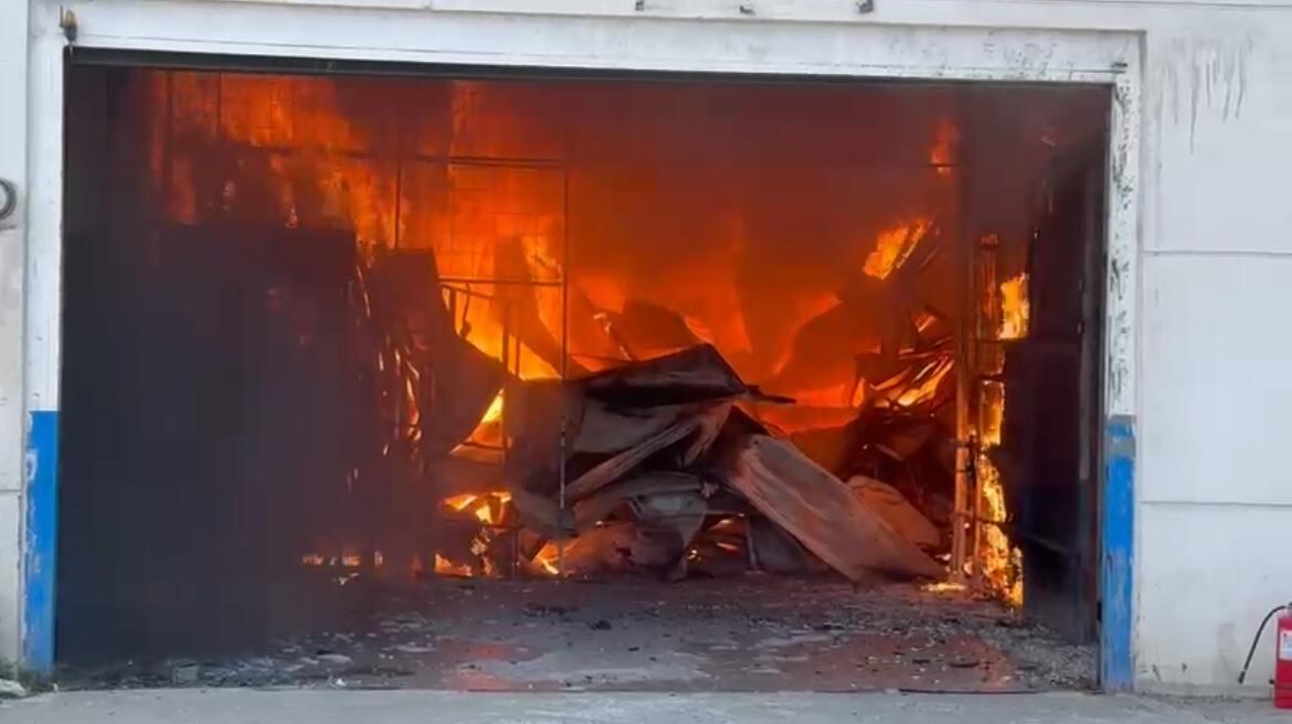 Incendio en bodega en Cinco Esquinas de Tibás