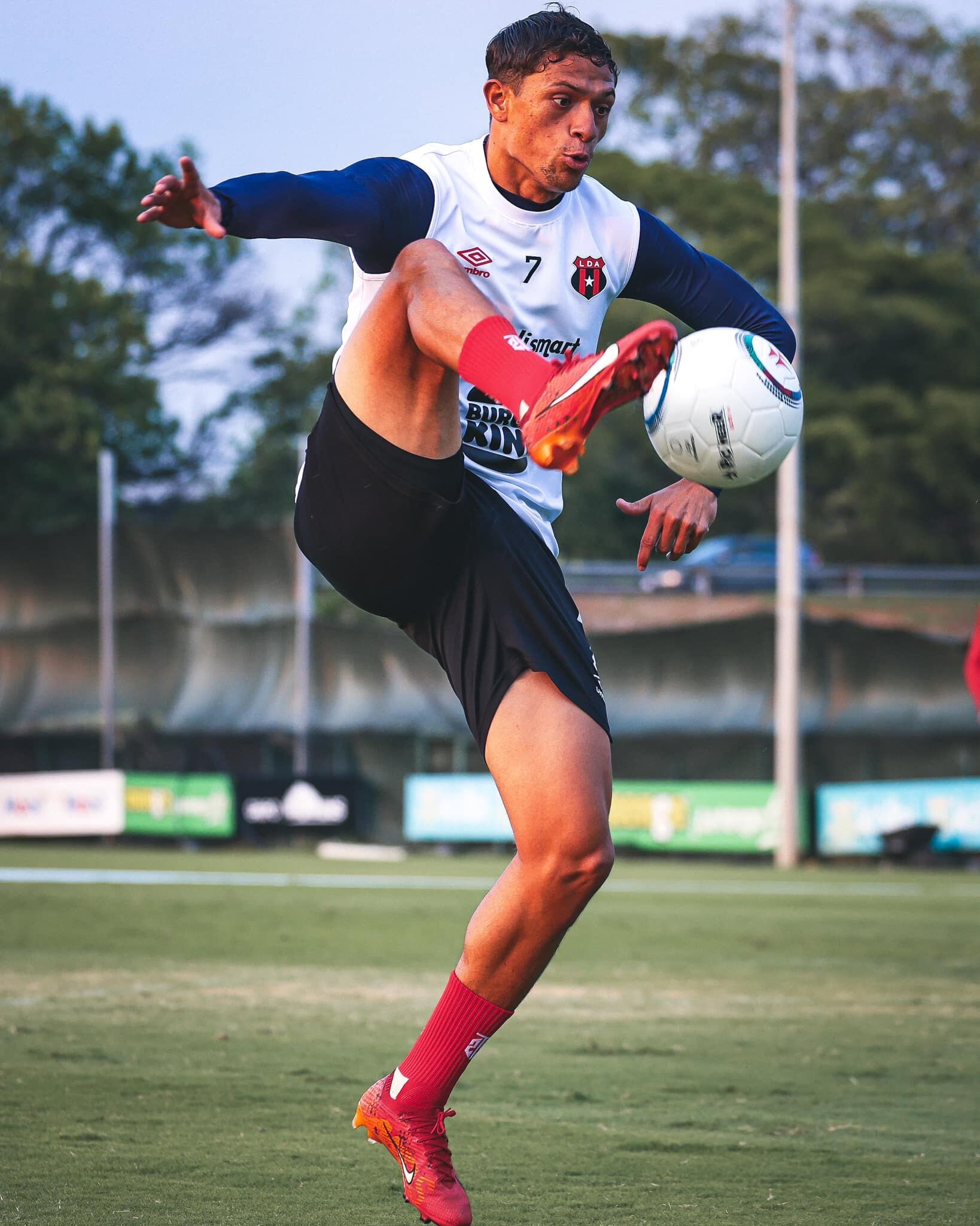 Anthony Hernández tiene más minutos con Alexandre Guimaraes en Liga Deportiva Alajuelense.