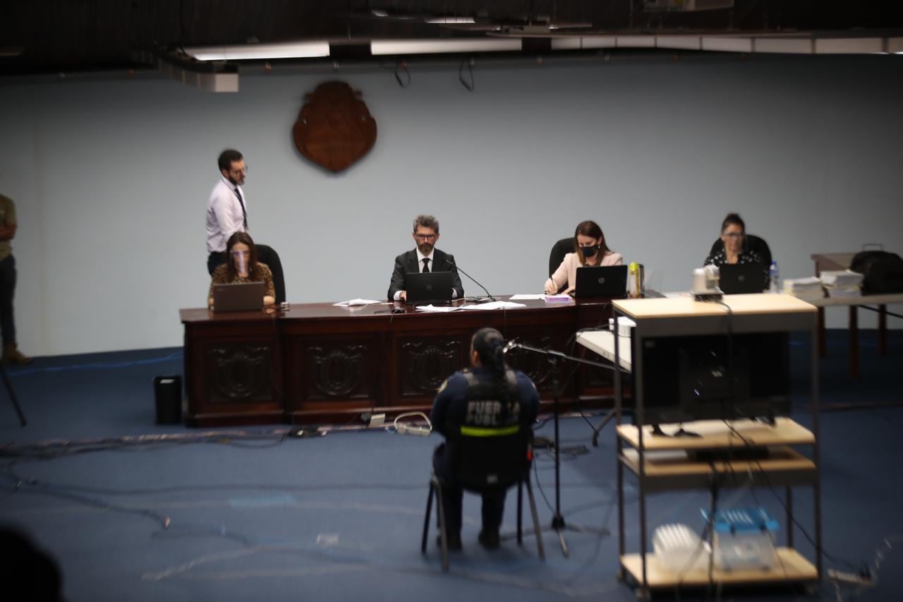 Una oficial de la Fuerza Pública testificó el jueves en el juicio contra 11 integrantes de una de las bandas narco más sangrientas en el país. Foto: La Nación.