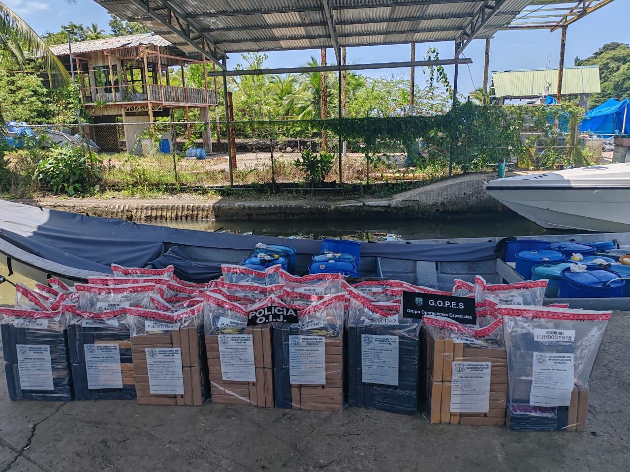 Los 590 kilos de cocaína iban a bordo de una lancha rápida que fue interceptada por Guardacostas gracias al apoyo del convenio vigente con EE.UU. Foto: MSP.