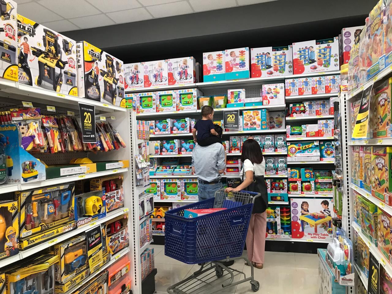 La cadena Universal dijo que hubo un buen comportamiento de las ventas en línea, lo cual complementó la demanda en locales. en la imagen la tienda de Escazú. Foto: Nicole Pérez