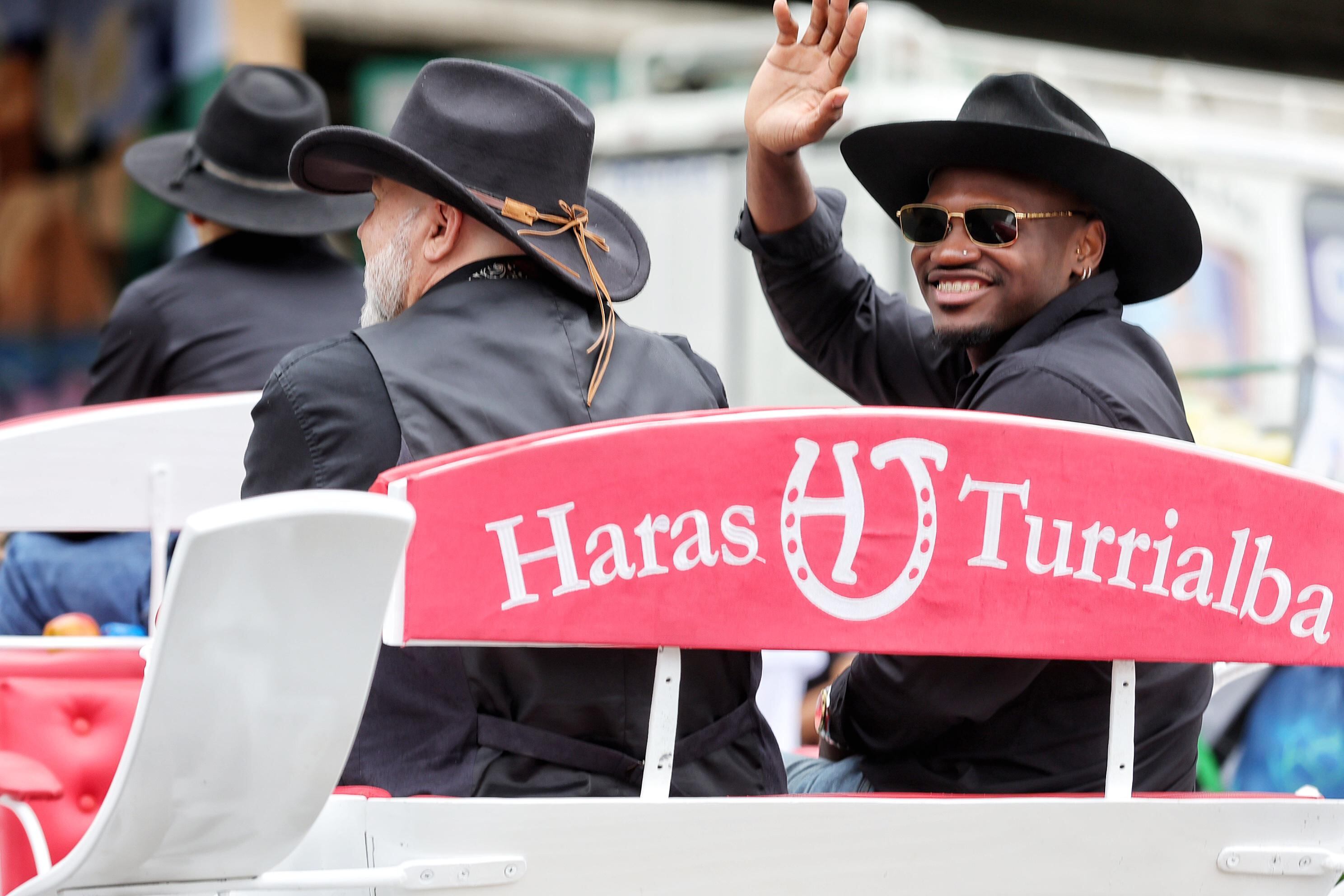 Imágenes del Tope Nacional que se realizó este 26 de diciembre del 2024 en las principales calles de Montes de Oca. En las imágenes se ve a caballos y caballistas, así como manifestantes en contra del maltrato animal y bailarinas típicas en la actividad.