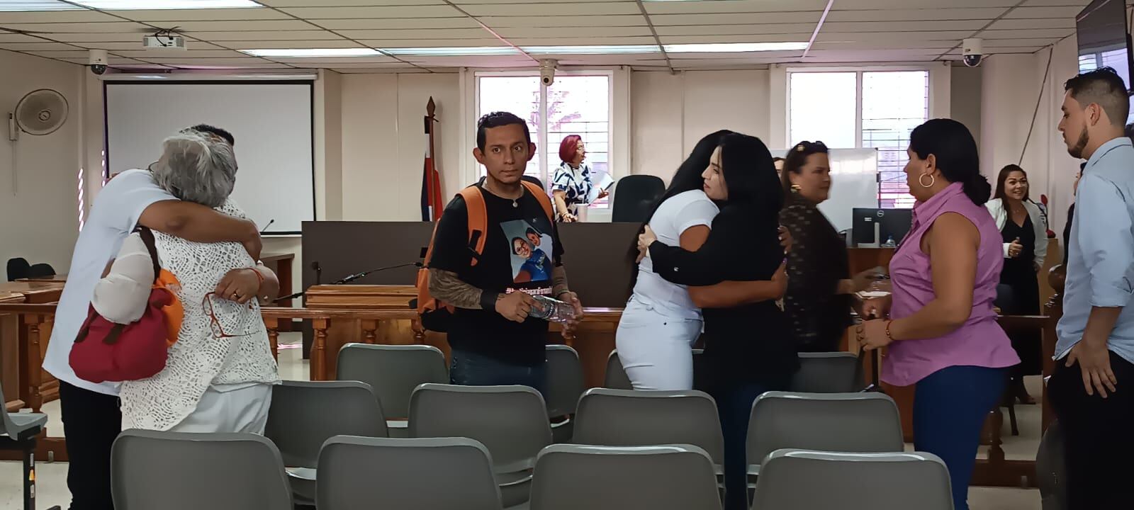 Familiares se abrazaron tras la condena de Fabio a 76 años de prisión por el asesinato de su pareja e hija.