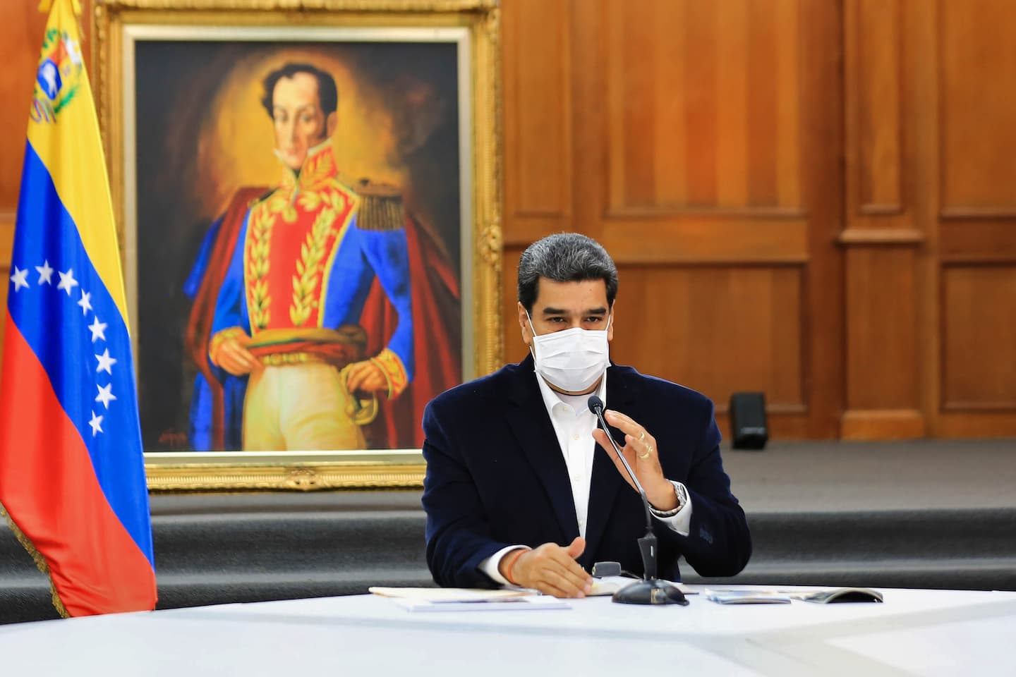 TOPSHOT - Handout picture released by the Venezuelan Presidency showing Venezuela's President Nicolas Maduro wearing a face mask as a preventive measure against the novel coronavirus, COVID-19, during a meeting with members of the Bolivarian National Armed Forces (FANB), at Miraflores Presidential Palace in Caracas on May 4, 2020. - Venezuela's Attorney General Tarek William Saab on Monday accused opposition leader Juan Guaido of contracting "mercenaries" to lead an "invasion" that the Nicolas Maduro regime claims to have thwarted. The government had said Sunday that it foiled an attack from the sea aimed at toppling the socialist president, killing eight assailants and capturing two others. (Photo by Jhonn ZERPA / Venezuelan Presidency / AFP) / RESTRICTED TO EDITORIAL USE - MANDATORY CREDIT "AFP PHOTO / VENEZUELA'S PRESIDENCY / JHONN ZERPA" - NO MARKETING - NO ADVERTISING CAMPAIGNS - DISTRIBUTED AS A SERVICE TO CLIENTS
