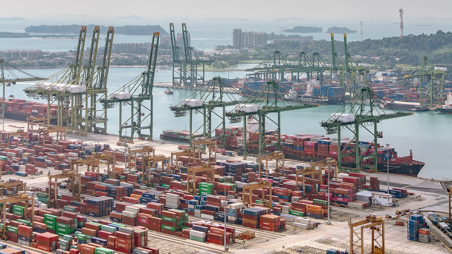 La megaobra de Singapur contempla una muralla submarina, 66 muelles y tecnología automatizada para crear uno de los mayores puertos del planeta.
