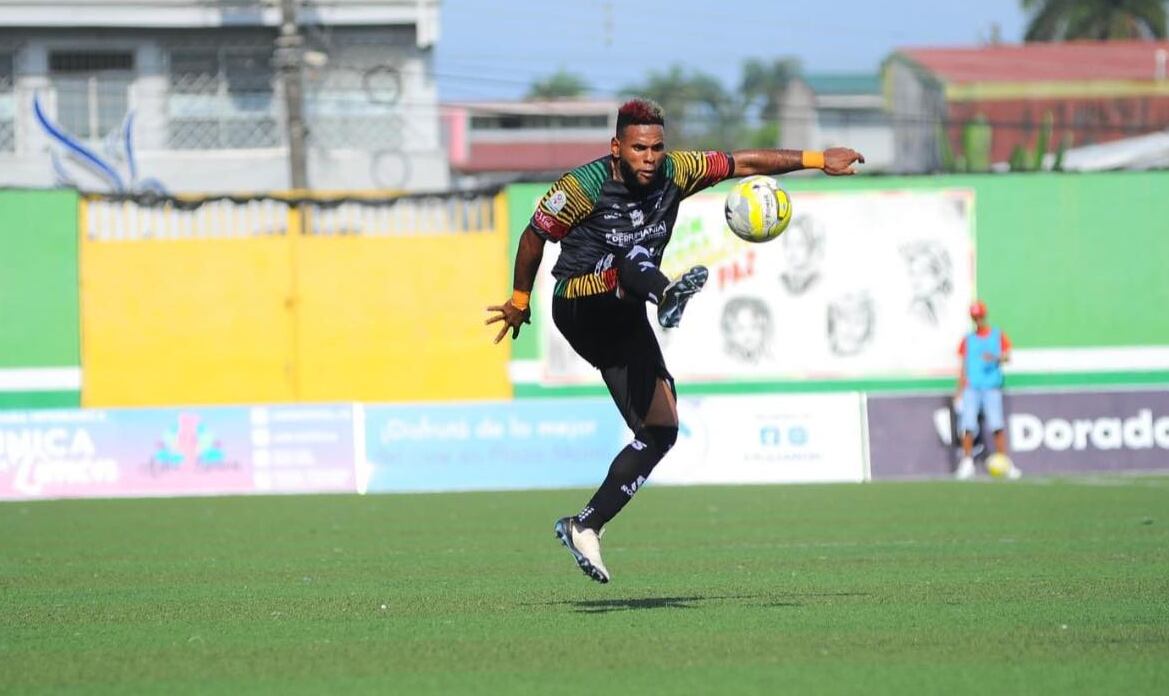 Jonedzel Lopez Tyndall jugando con Limon Black Star