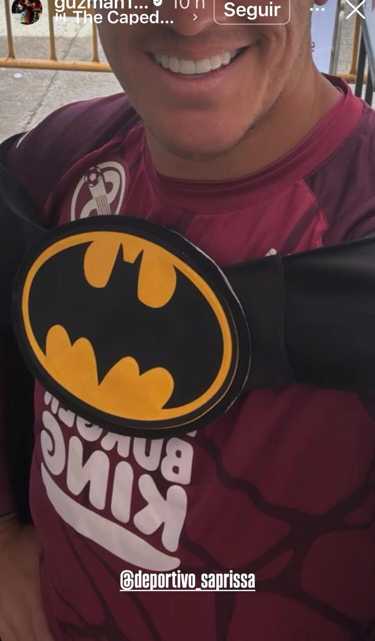 David Guzmán combinó la capa de Batman con el uniforme del Saprissa.