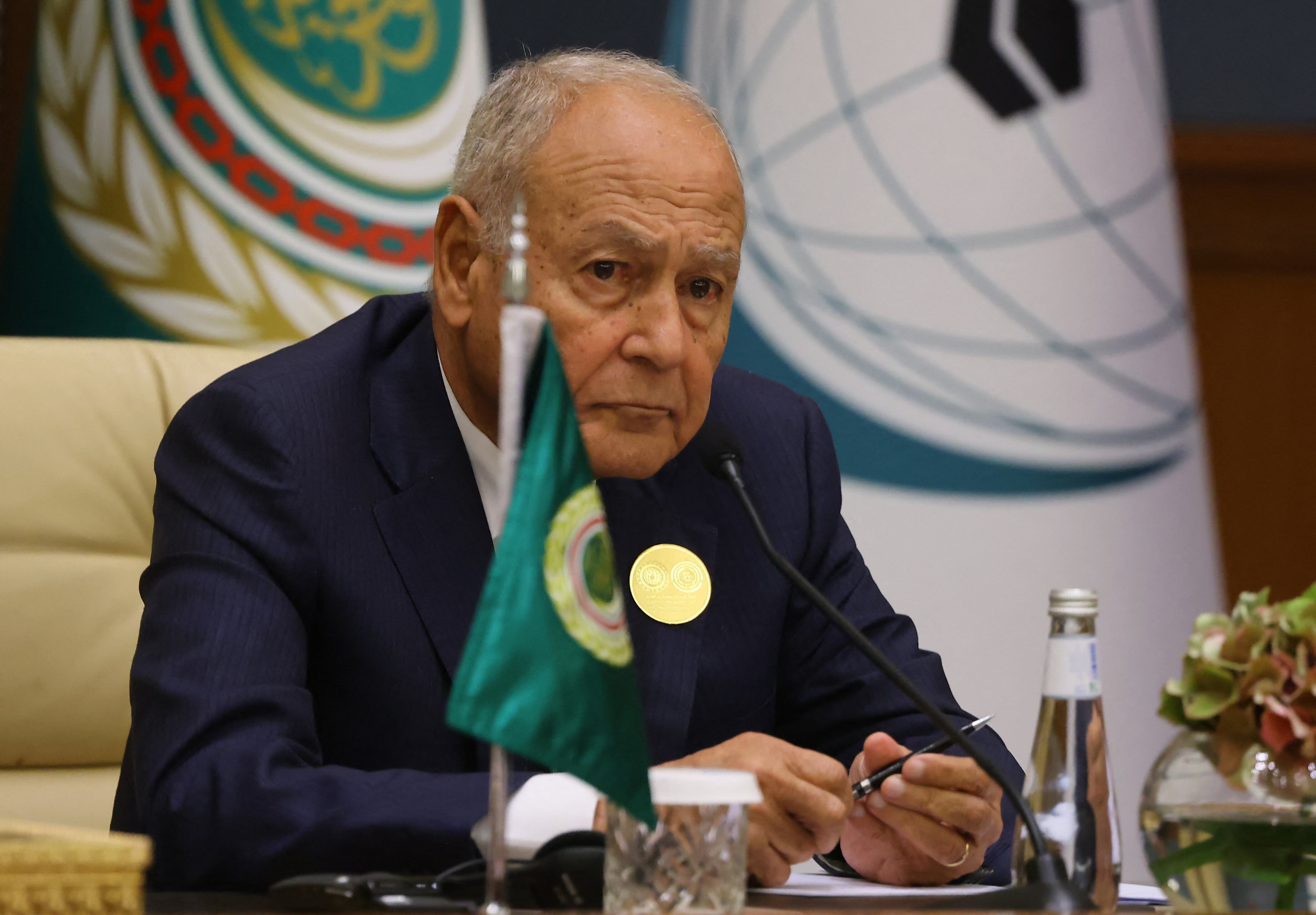 El secretario general de la Liga Árabe, Ahmed Aboul Gheit, asiste a la conferencia de prensa de clausura de la cumbre extraordinaria conjunta de líderes de la Organización de Cooperación Islámica (OCI) y la Liga Árabe. La cumbre de Arabia Saudita reclama el fin de la ocupación israelí en Cisjordania, Jerusalén oriental, Gaza y Altos del Golán.