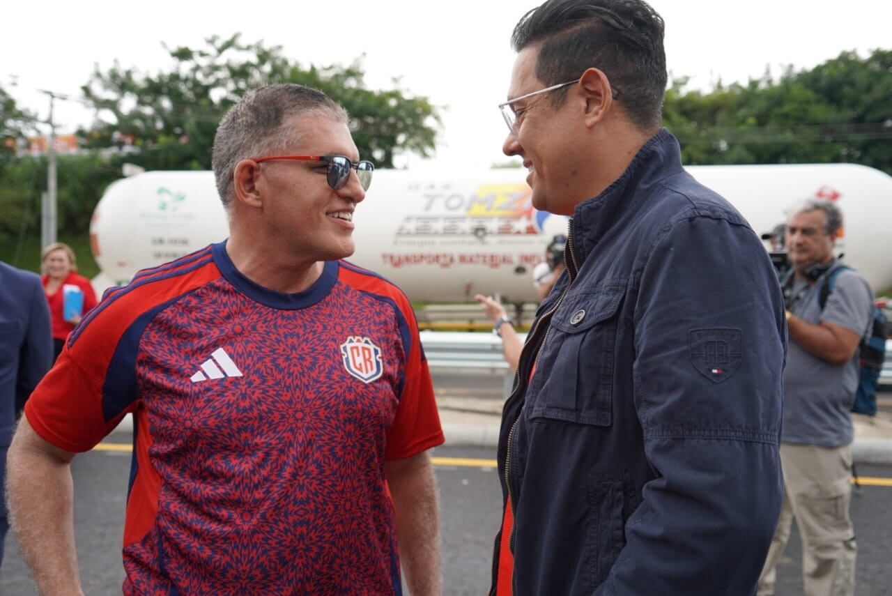 Imagen de Quesada Espinoza (der.) junto a Mauricio Batalla, entonces ministro de Obras Públicas y Transportes divulgada por AyA en su perfil de Facebook el 11 de octubre de 2024. Fotografía: