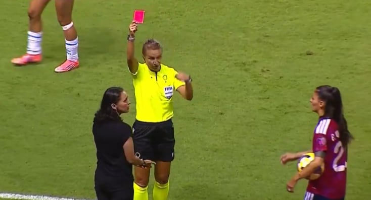 La árbitra Ekaterina Koroleva no titubeó en mostrar la tarjeta roja directa en el partido entre Costa Rica y Guatemala.