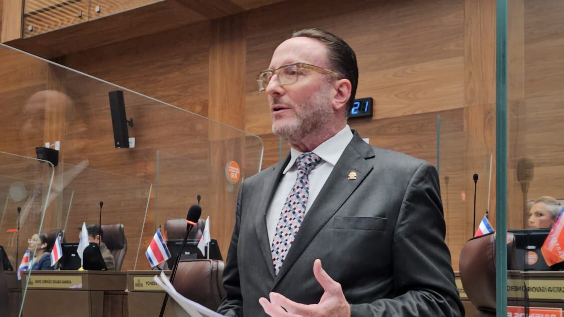 El diputado Eli Feinzag durante una intervención en el plenario de la Asamblea Legislativa. Cortesía: PLP