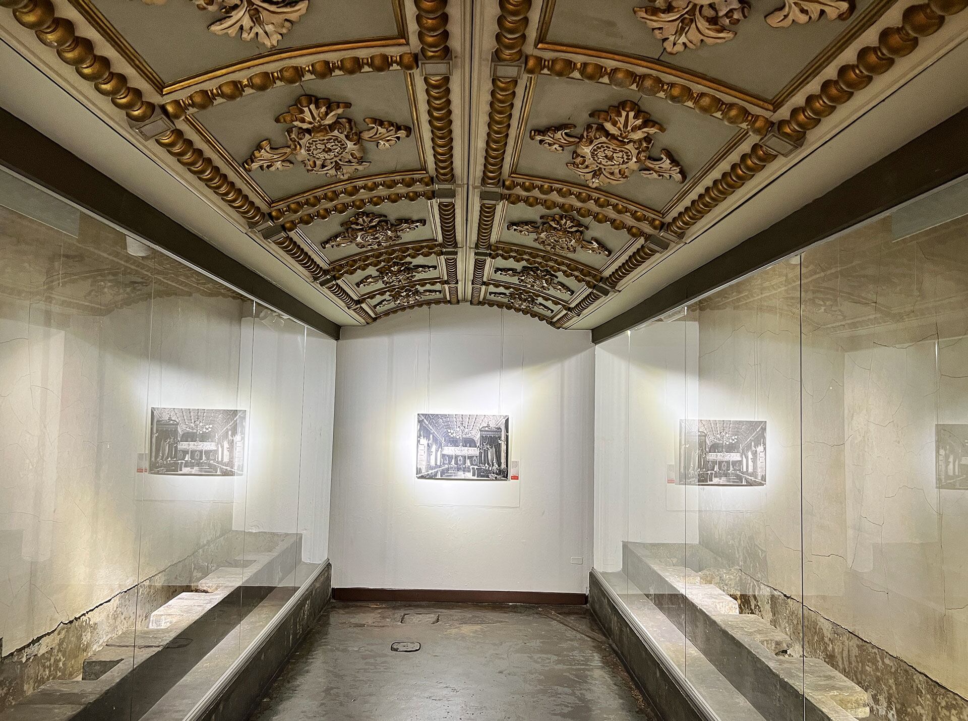 Vista del espacio en donde se ubicaban los retretes de los soldados durante el funcionamiento del Cuartel Bellavista. Al fondo, el antiguo Congreso, cuyo cielo raso se exhibe en esta sala, instalado hace 50 años para una exhibición de arte religioso.