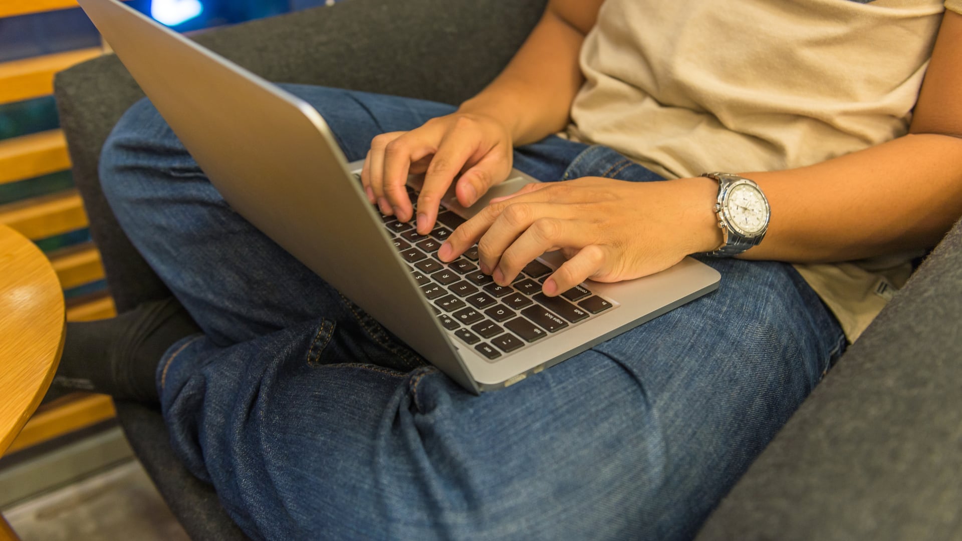 Especialistas analizan cómo el uso prolongado de la computadora portátil en el regazo eleva la temperatura genital y qué prácticas reducen riesgos.