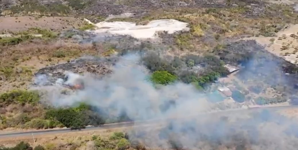Quema de charral en Guanacaste consume dos bodegas con equipo agrícola.
