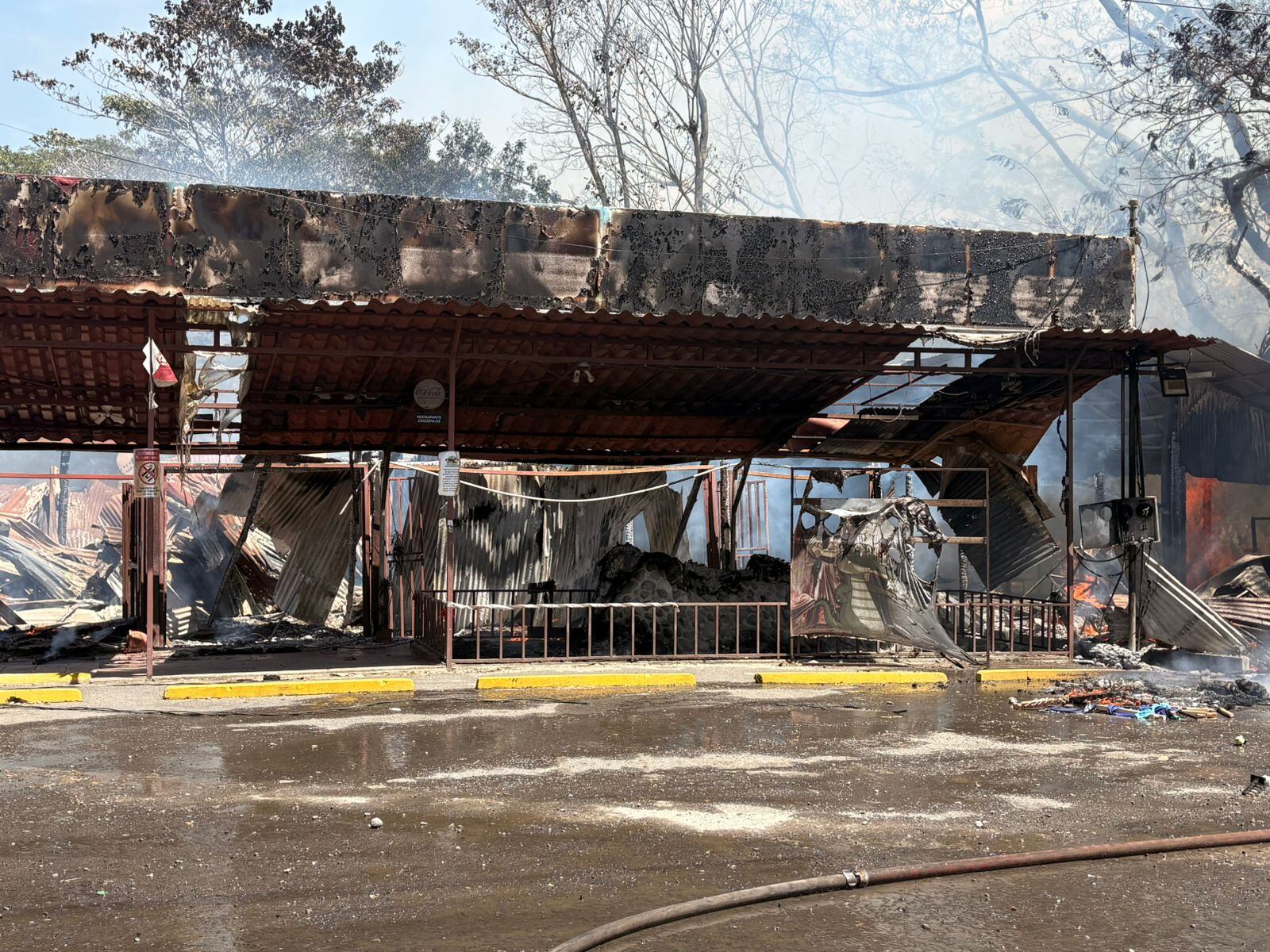Las condiciones ventosas en la zona favorecieron la rápida propagación del fuego, que consumió la estructura en cuestión de minutos.