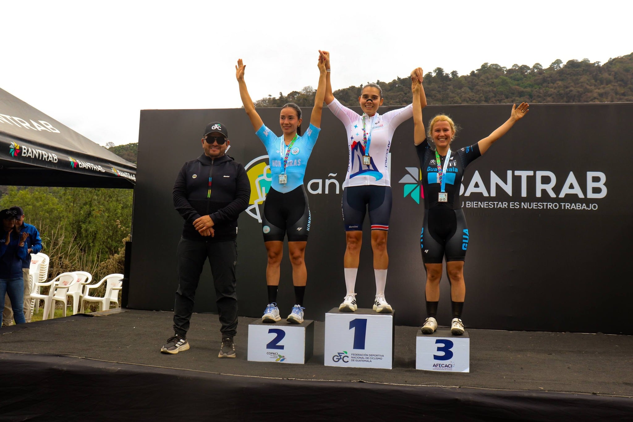 Cristel Espioza
Campeona Centroamericana de mountain bike
Antigua, Guatemala
Linda Menéndez de Honduras y Mary Rachel Daggett de Guatemala
13 de marzo del 2026
Fotografía: Federación Deportiva de Ciclismo de Guatemala