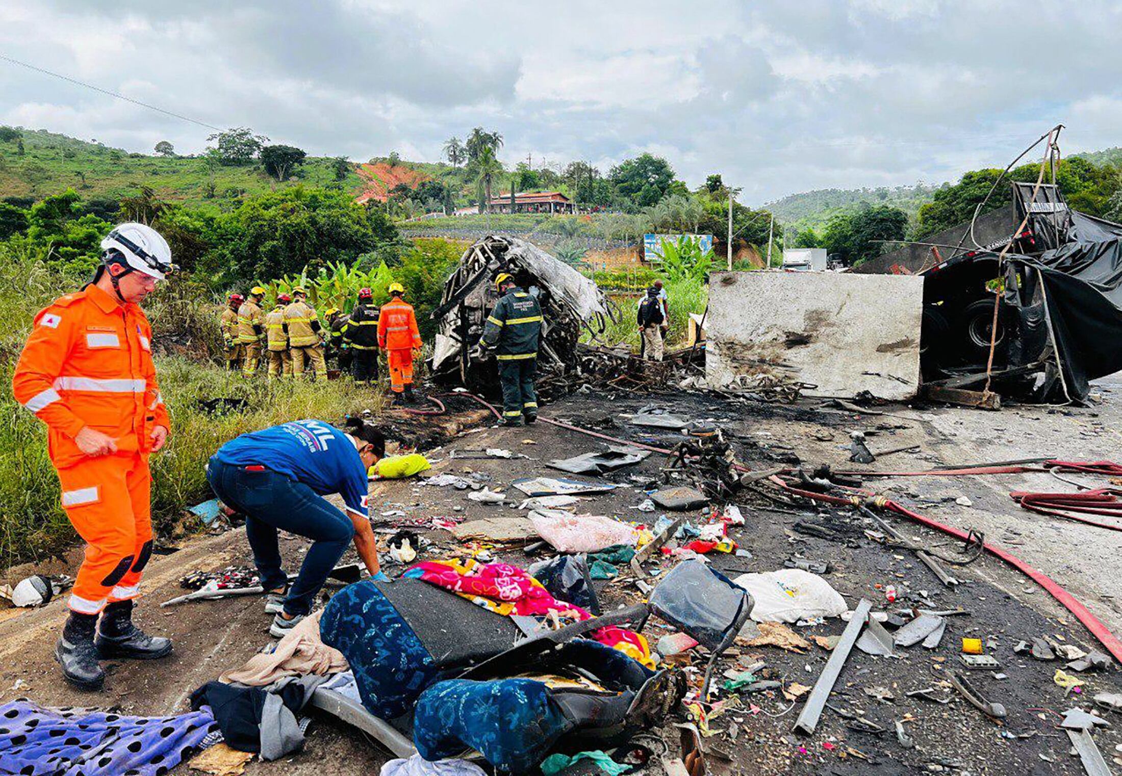 Handout picture released by Minas Gerais Fire Department shows firefighters and other rescue teams working on the site of a crash in Teofilo Otoni, Minas Gerais state, Brazil on December 21, 2024. An accident involving a car, a truck and a bus, killed 22 people at BR-116 highway according to a press release by Minas Gerais Fire Department. (Photo by Handout / Minas Gerais Fire Department / AFP) / RESTRICTED TO EDITORIAL USE - MANDATORY CREDIT "AFP PHOTO / Minas Gerais Fire Department / HANDOUT / " - NO MARKETING NO ADVERTISING CAMPAIGNS - DISTRIBUTED AS A SERVICE TO CLIENTS