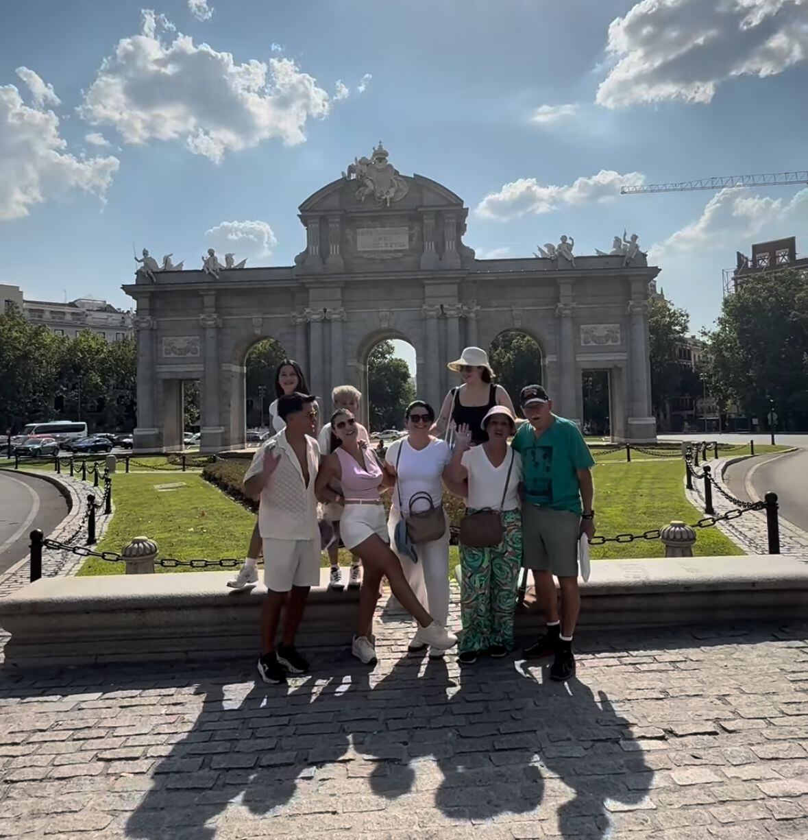 Nicole Aldana posa junto a sus compañeros en esta aventura, en la Puerta de Alcalá, en madrid.