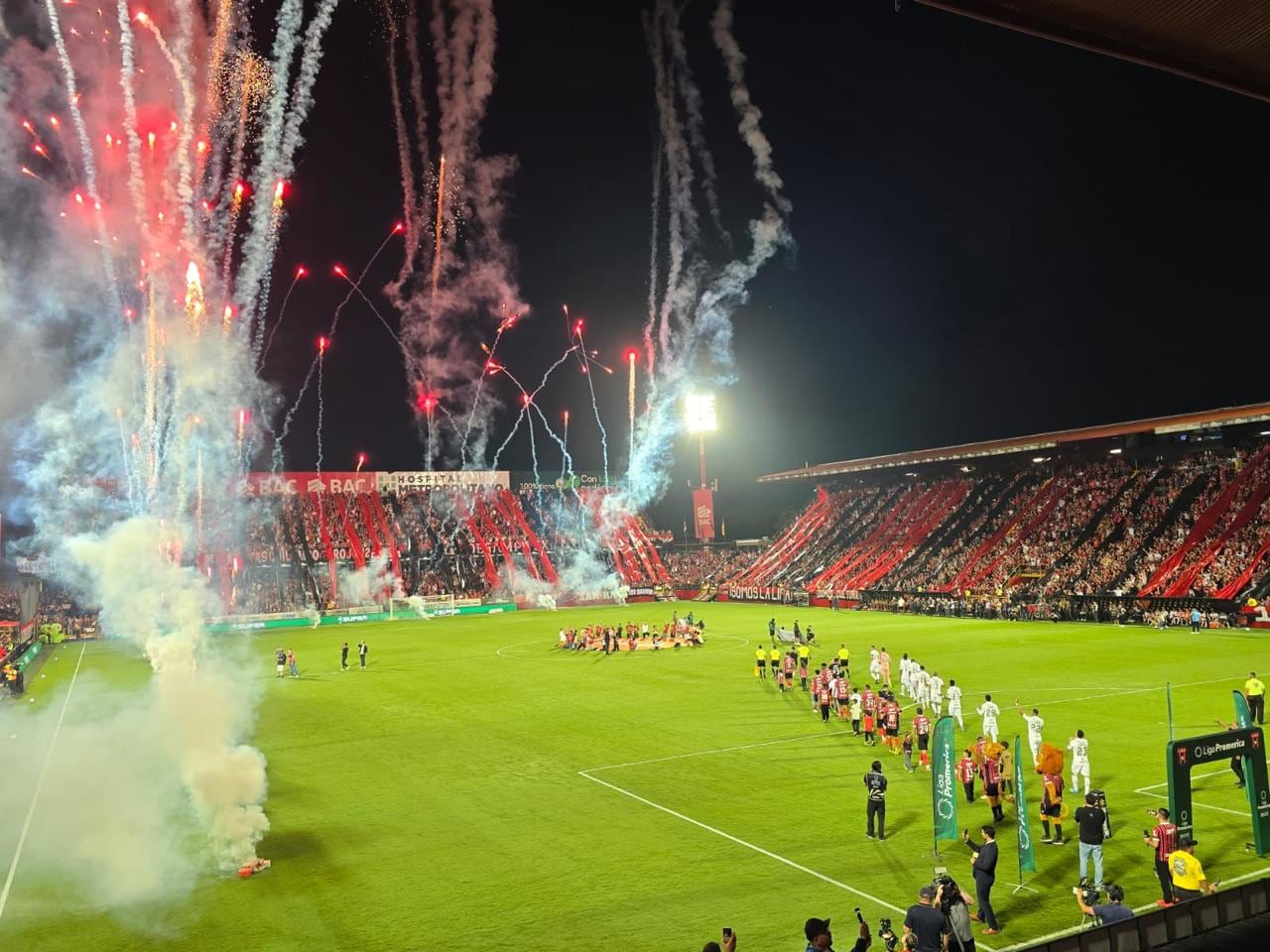 Alajuelense recibió a sus jugadores con un mosaico antes del clásico contra Saprissa.