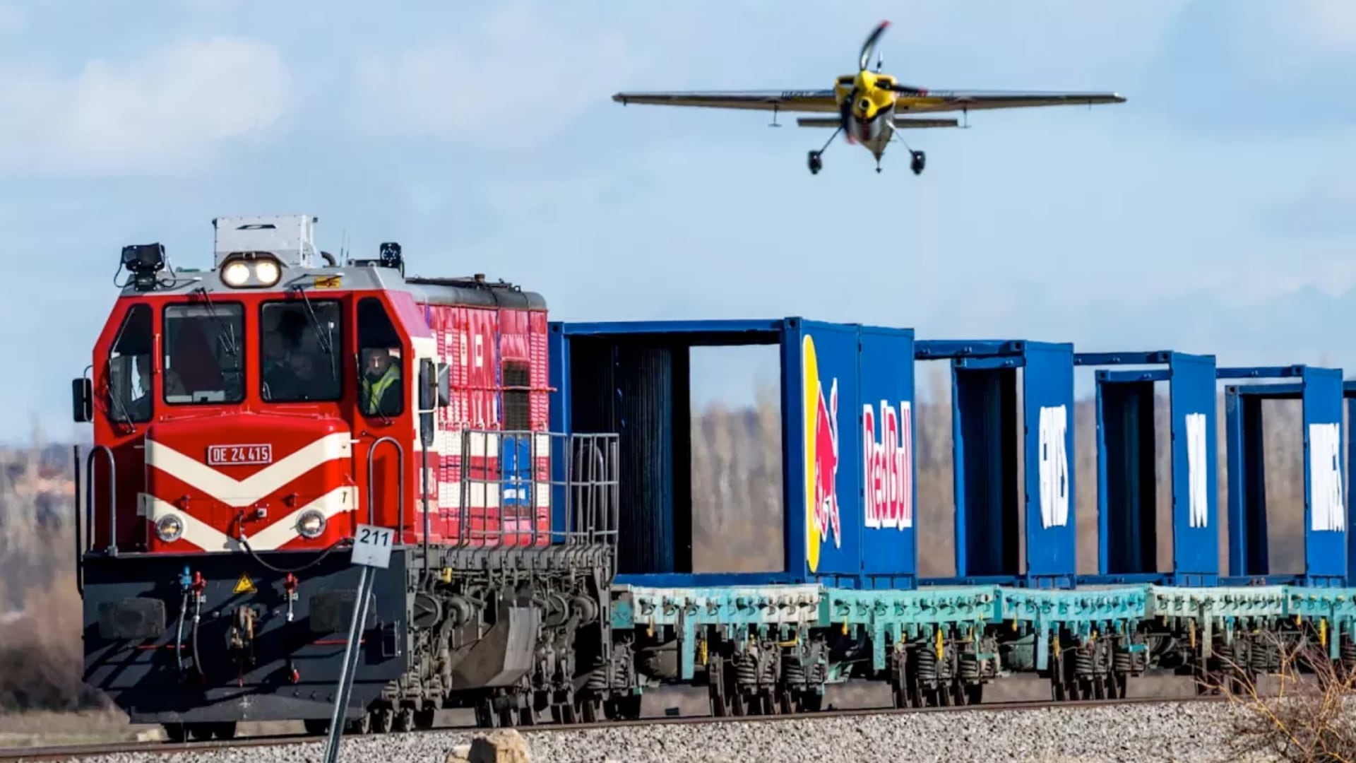 Dario Costa aterrizó un avión sobre un tren en marcha y despegó segundos después en una operación sin precedentes.