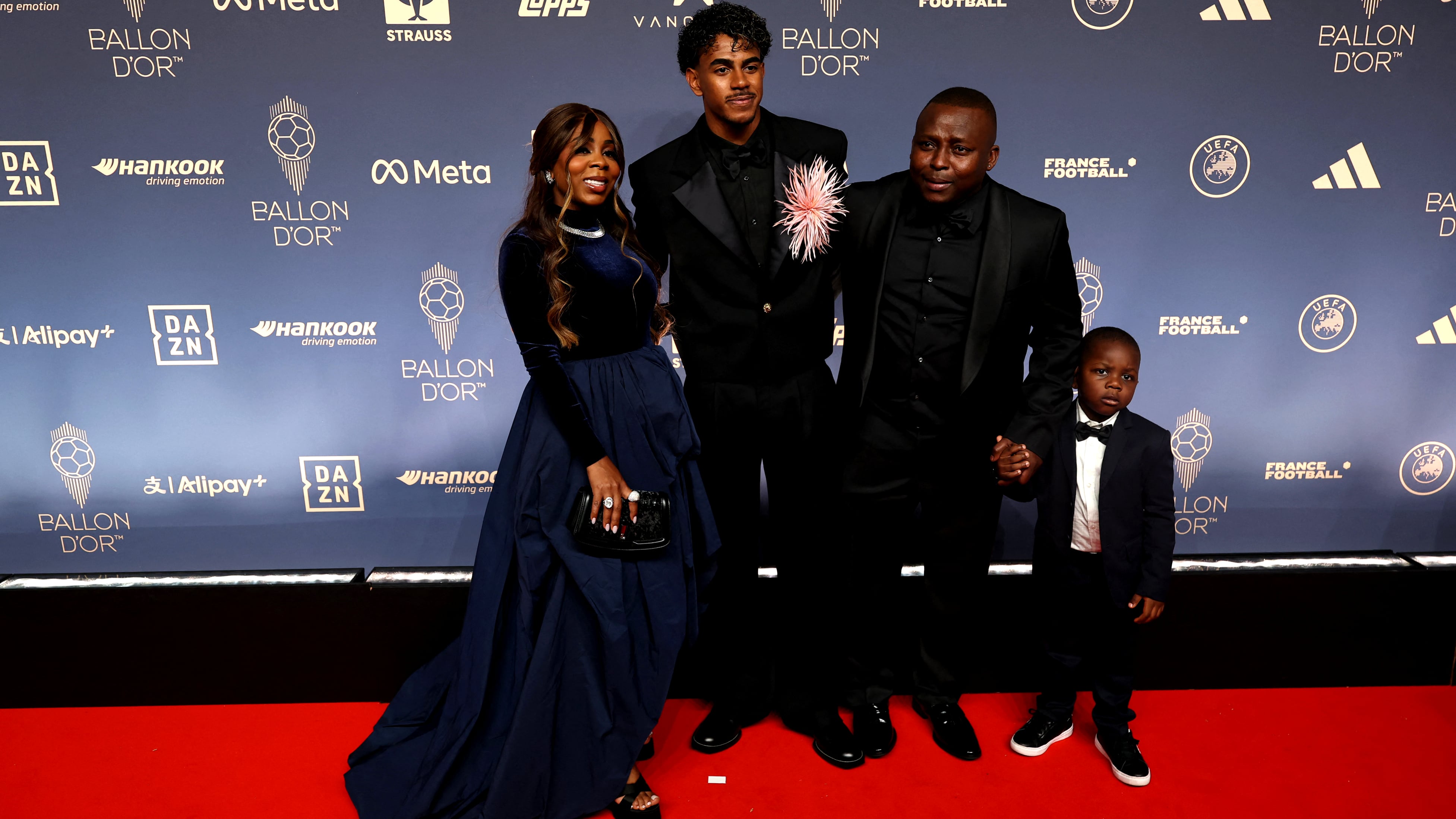 Laminel Yamal con su madre Sheila Ebana, su hermano Keyne y la pareja de Sheila, en la gala del Balon de Oro.