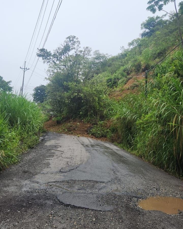 Deslizamientos de tierra como este afectaron el tramo entre Monteverde y Tilarán. Con maquinaria pesada se busca rehabilitar el paso cuanto antes por las vías afectadas. Foto: Cortesía Zona Alta.