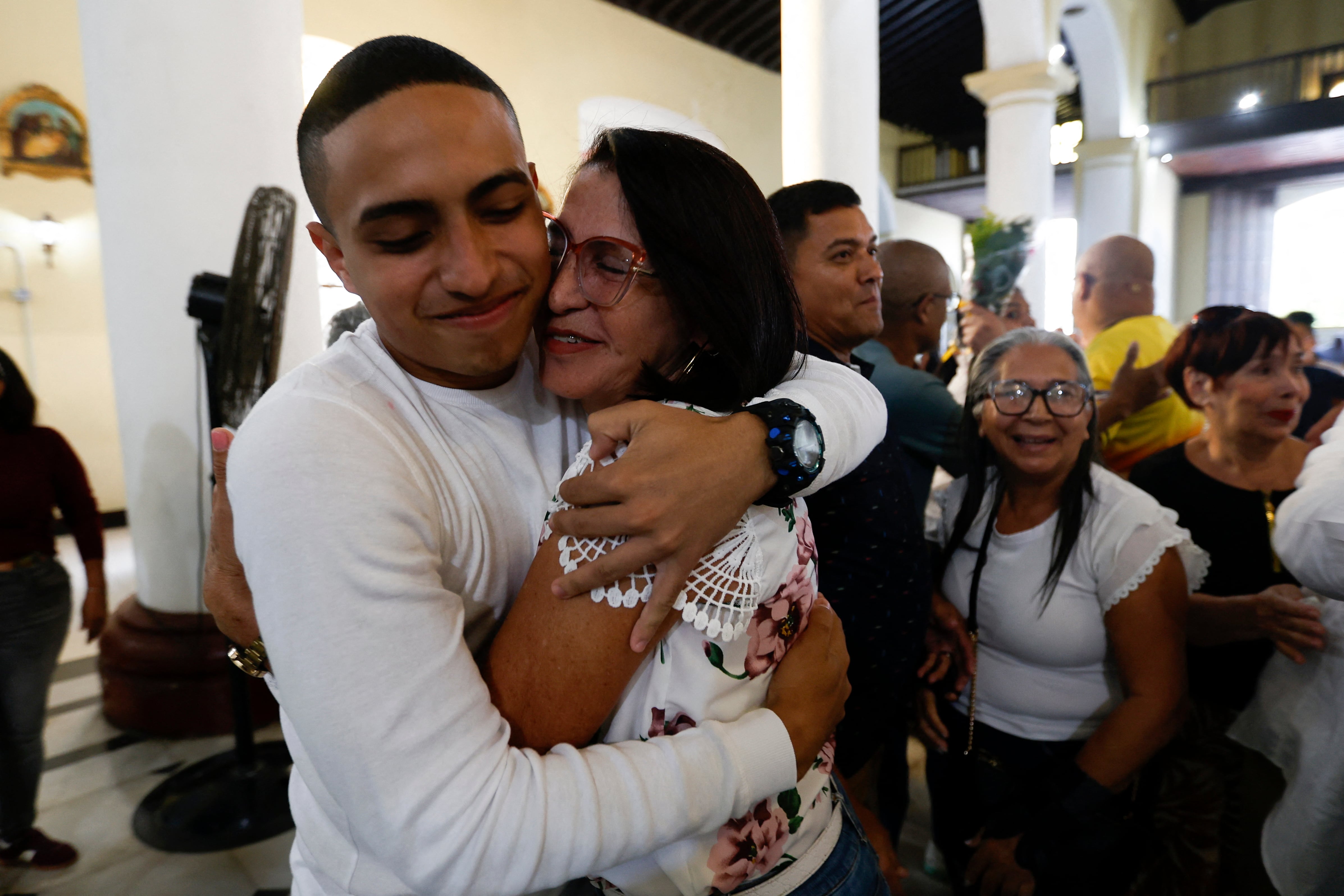 Expresos políticos y sus familiares participan en una misa por la libertad en Maiquetía, estado La Guaira, Venezuela, el 28 de febrero de 2026.