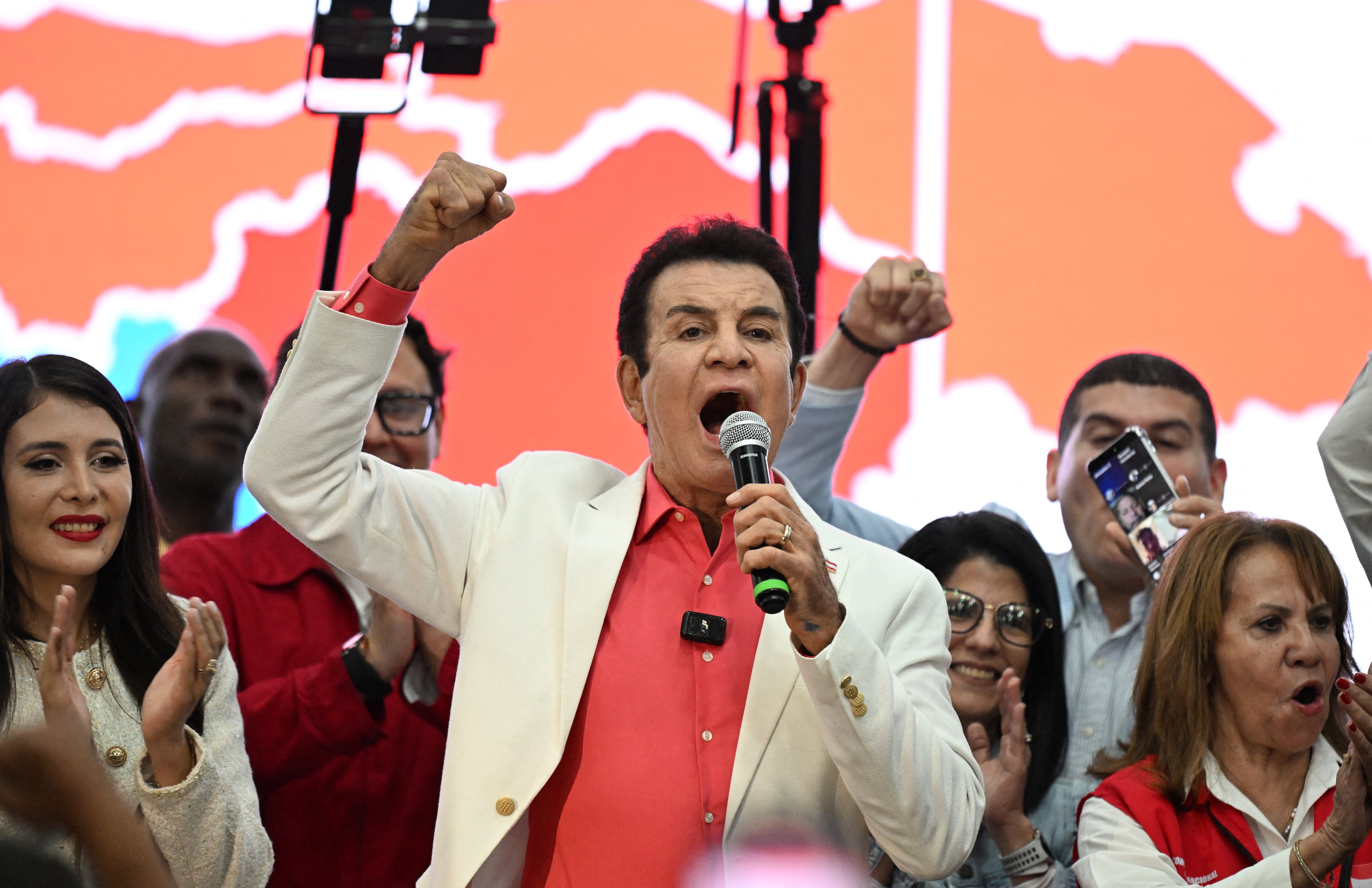 El candidato Nasry Asfura, apoyado por el presidente estadounidense Donald Trump, y su rival Salvador Nasralla, también de derecha, mantienen este lunes una cerrada lucha por el triunfo en las elecciones presidenciales de Honduras.