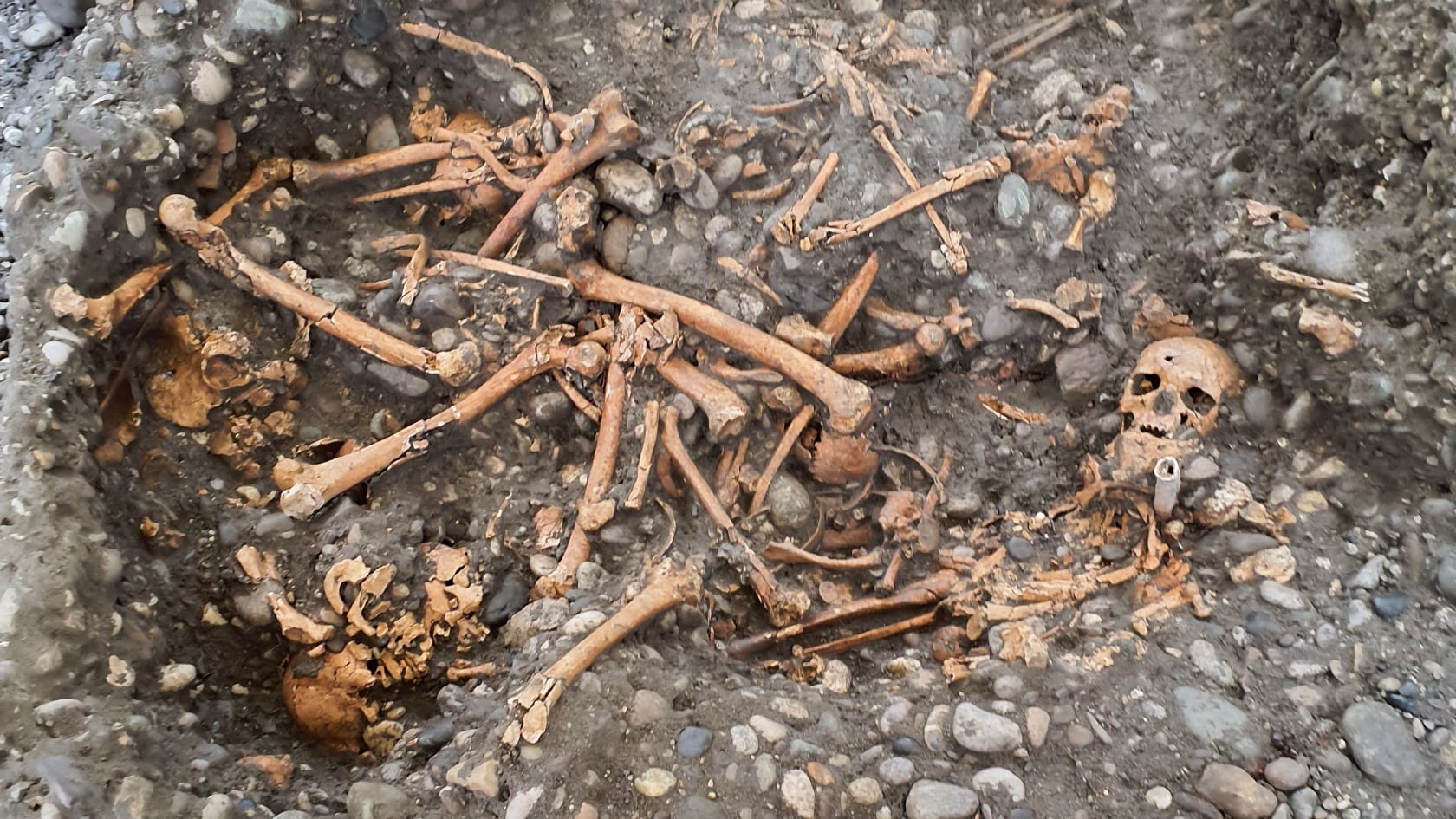 Arqueólogos identificaron en Grenoble una horca del siglo XVI con al menos 32 osamentas, clave para entender castigos y represión religiosa en Francia.