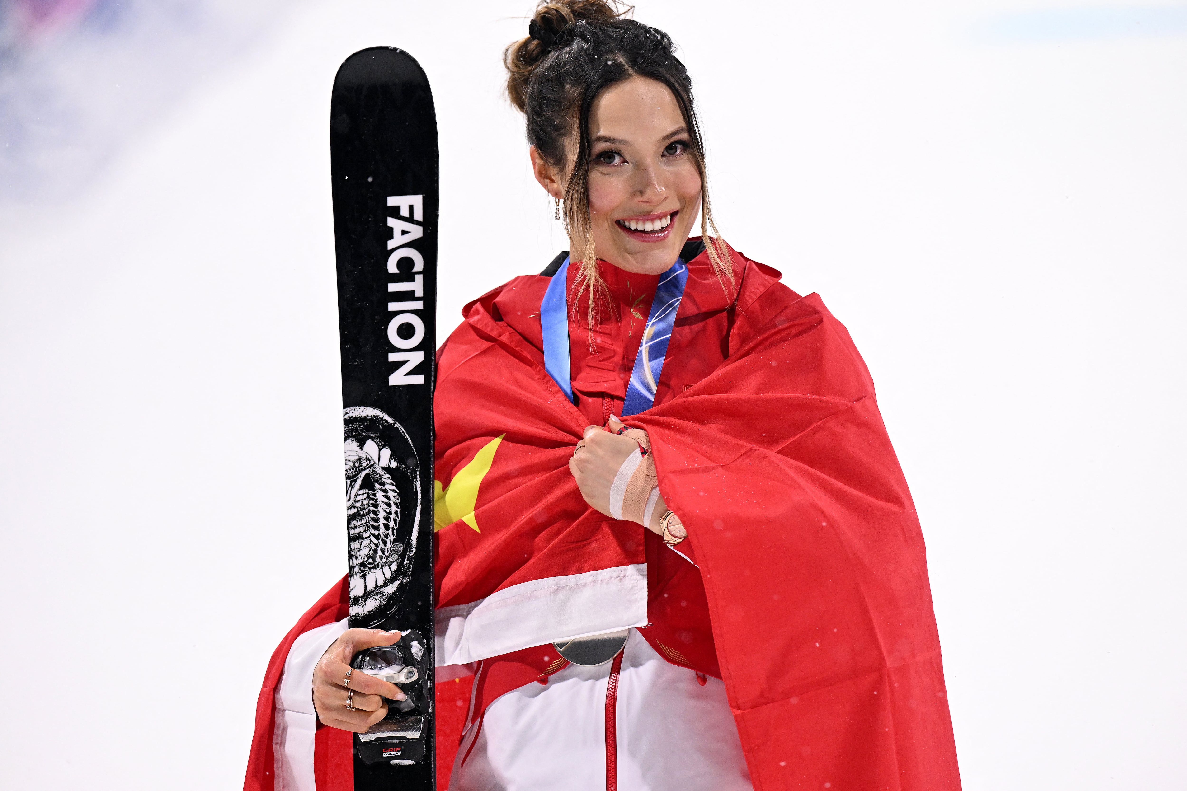 La atleta china Gu Ailing Eileen celebra en el podio luego de ganar plata en el ski estilo libre de los Juegos Olímpicos de Invierno Milán-Cortina 2026.