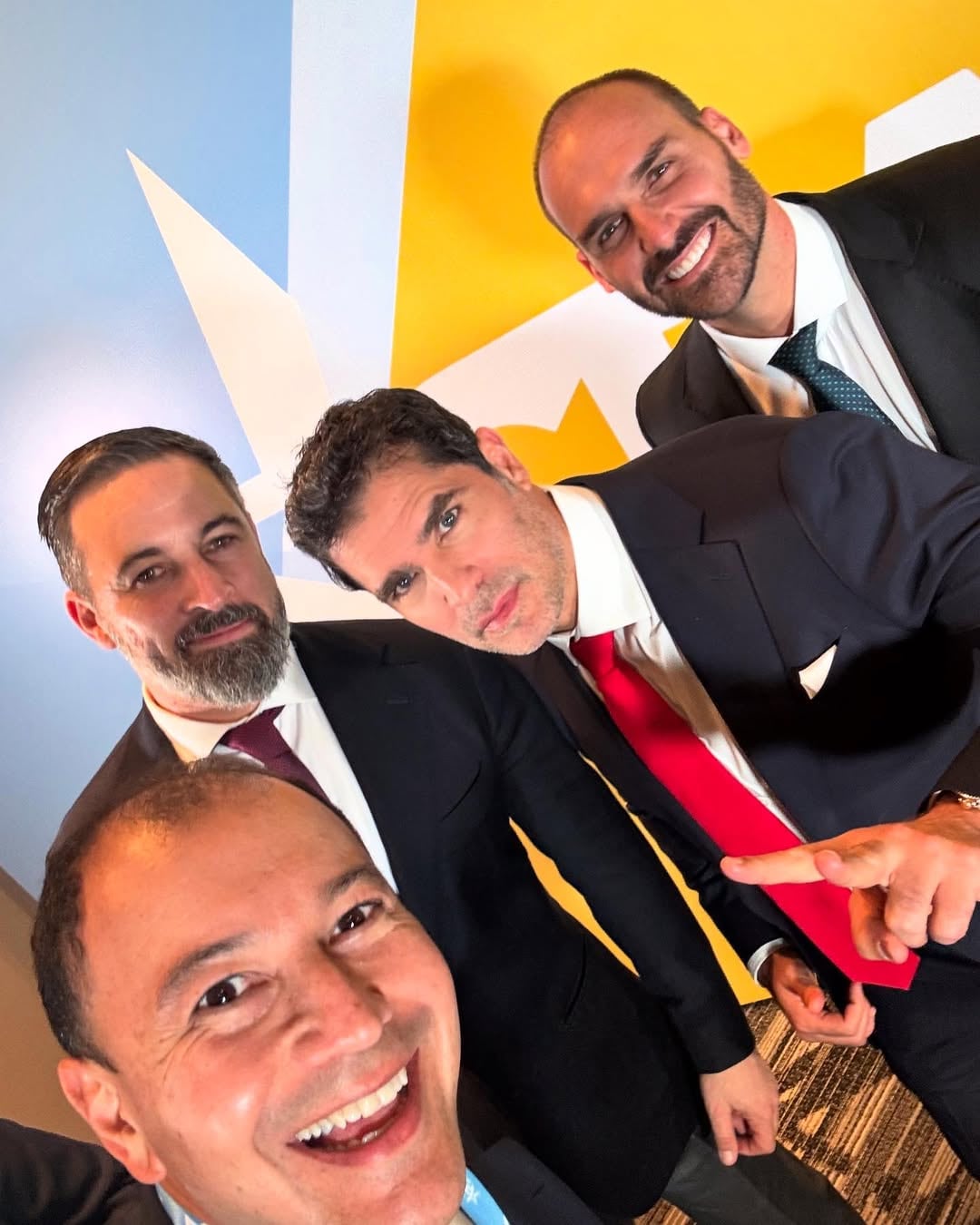 En la imagen, de izquierda a derecha, Danny Quirós, el político conservador español Santiago Abascal, el actor mexicano Eduardo Verástegui, y el diputado brasileño Eduardo Verástegui.