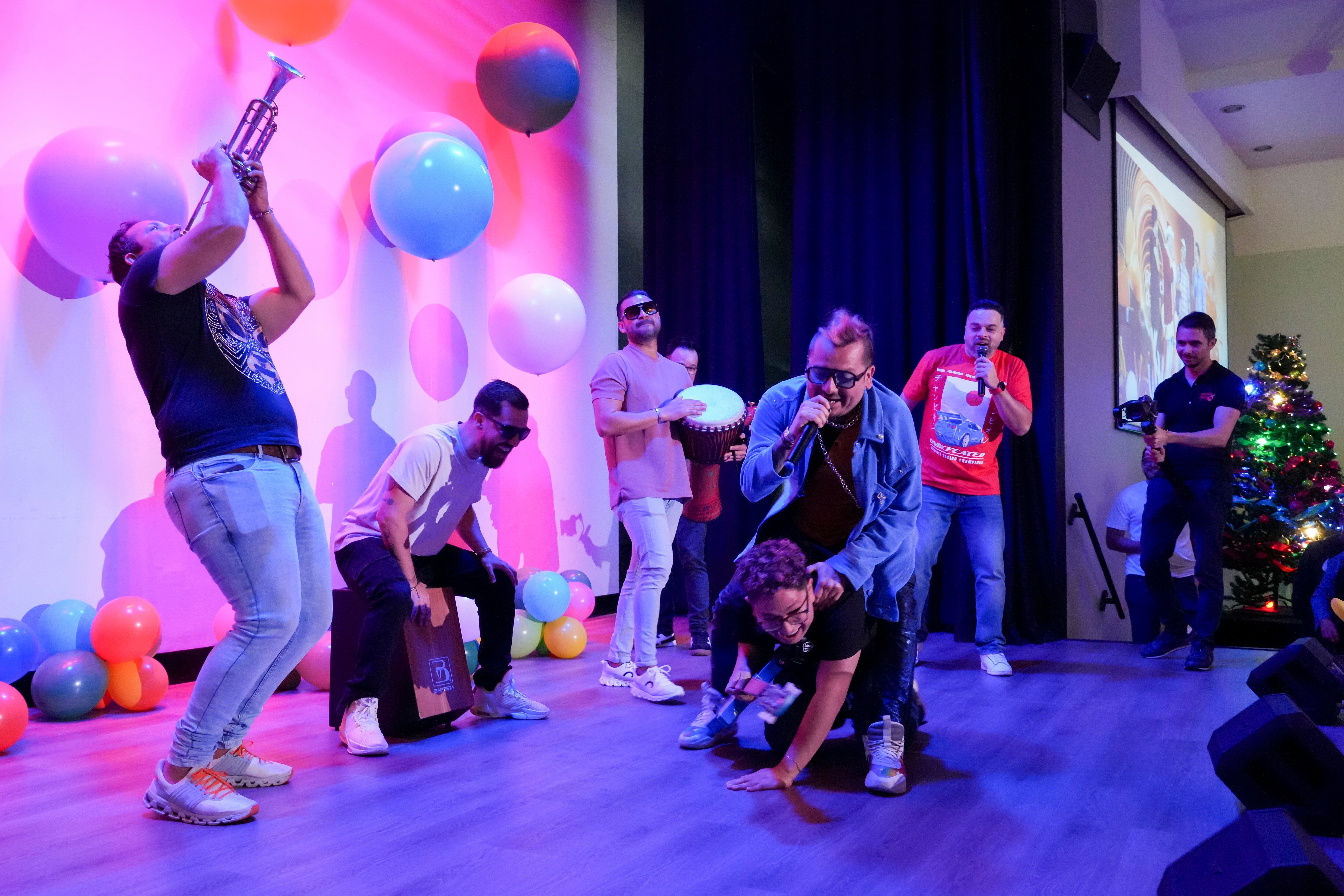 Fotografías de una gira de tres conciertos del grupo Los Ajenos en La Sabana, Puriscal y Pedregal. Imágenes de los artistas en escena, del detrás de bambalinas, la microbús y las cenas.