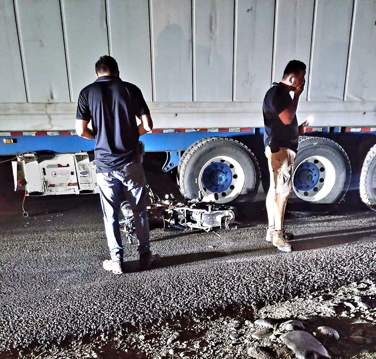 Por razones que se desconocen, Luis Duarte, de 24 años, colisionó contra la piña de llantas trasera de la carreta de un traíler qué venía saliendo de una finca a la carretera principal. Foto: Edgar Chinchilla.