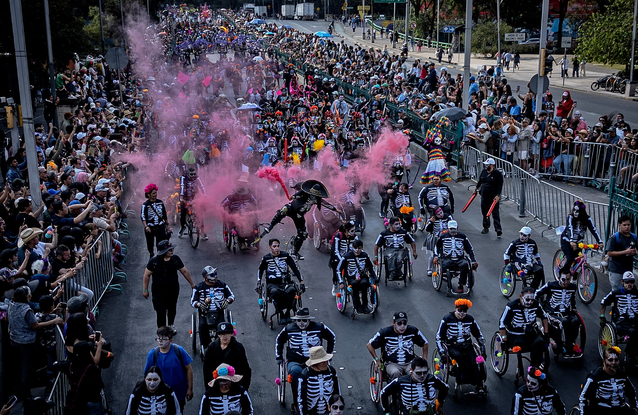 Personas asisten al Gran Desfile que conmemora el Día de Muertos en la Ciudad de México, el 1 de noviembre de 2025